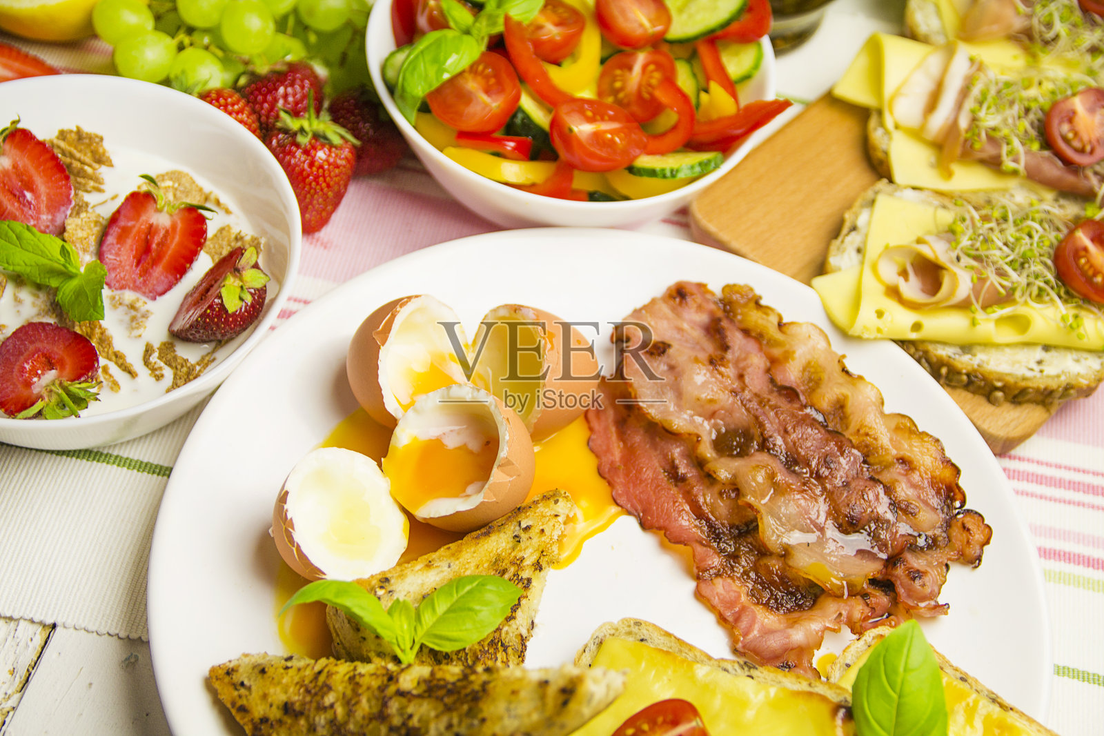 美味的早餐，桌上有鸡蛋、培根和三明治照片摄影图片