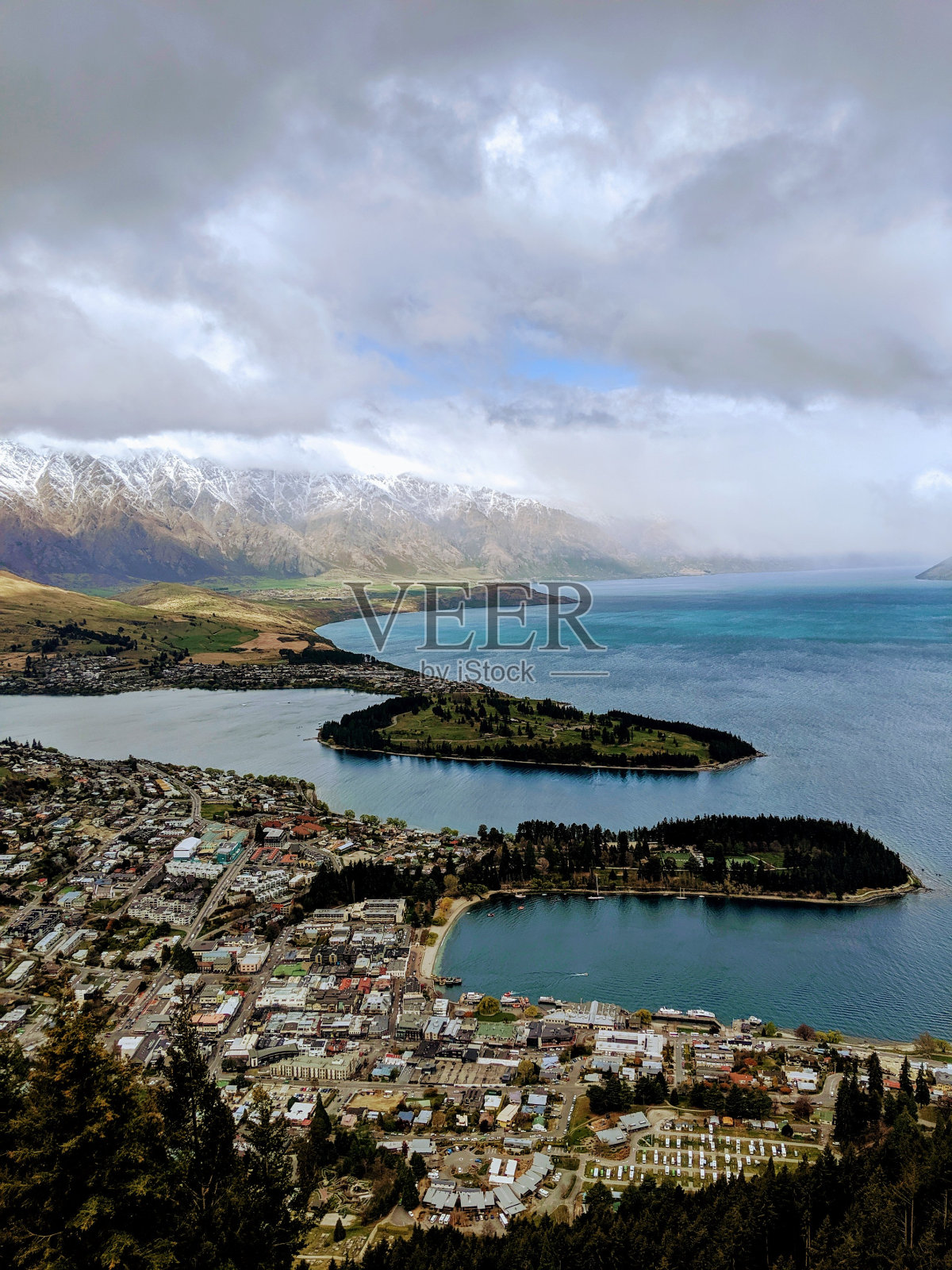 新西兰皇后镇的景色坐落在南岛瓦卡蒂普湖的岸边照片摄影图片