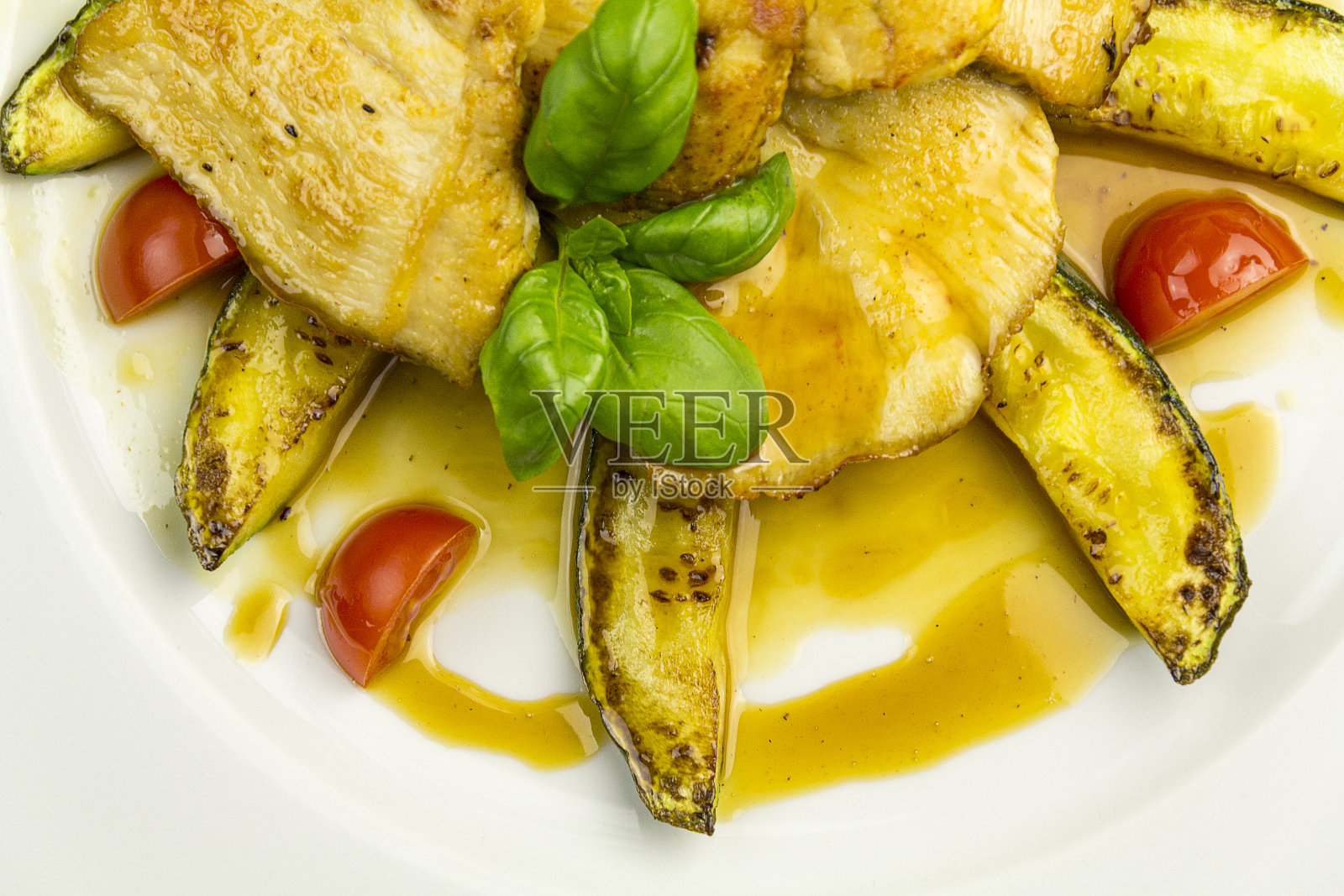 白色盘子上的蔬菜烤鸡胸肉特写镜头照片摄影图片