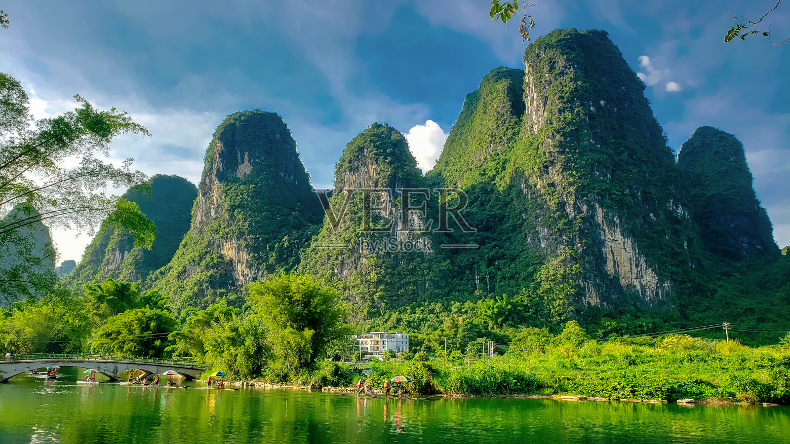 一条以中国黄山为背景的小河。旅游区照片摄影图片