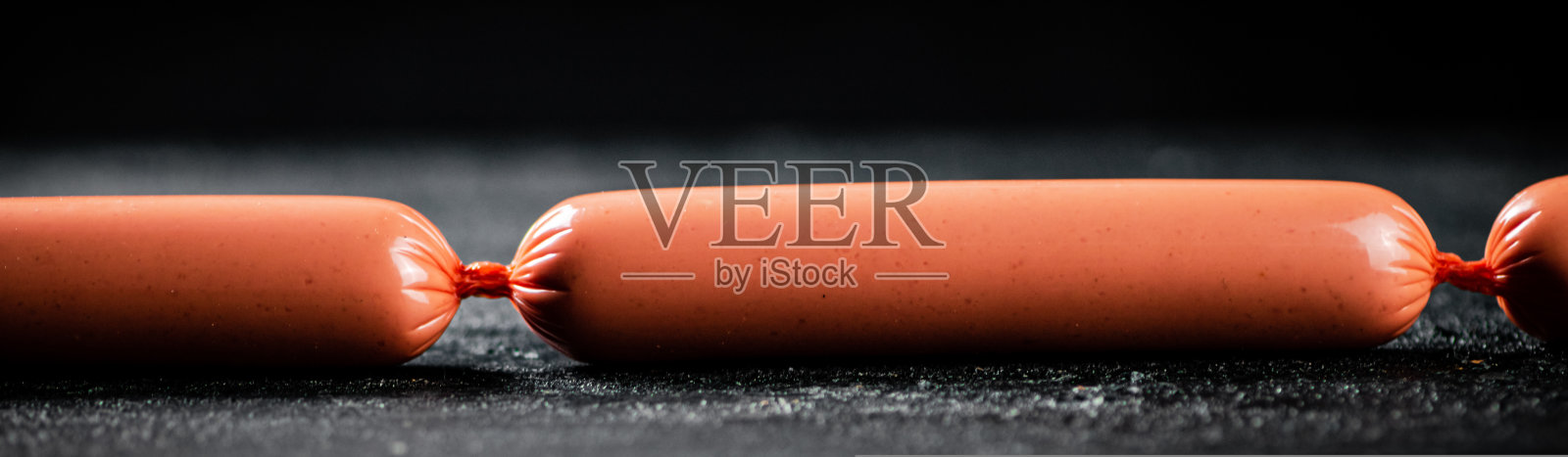 美味的香肠在桌上煮着。照片摄影图片