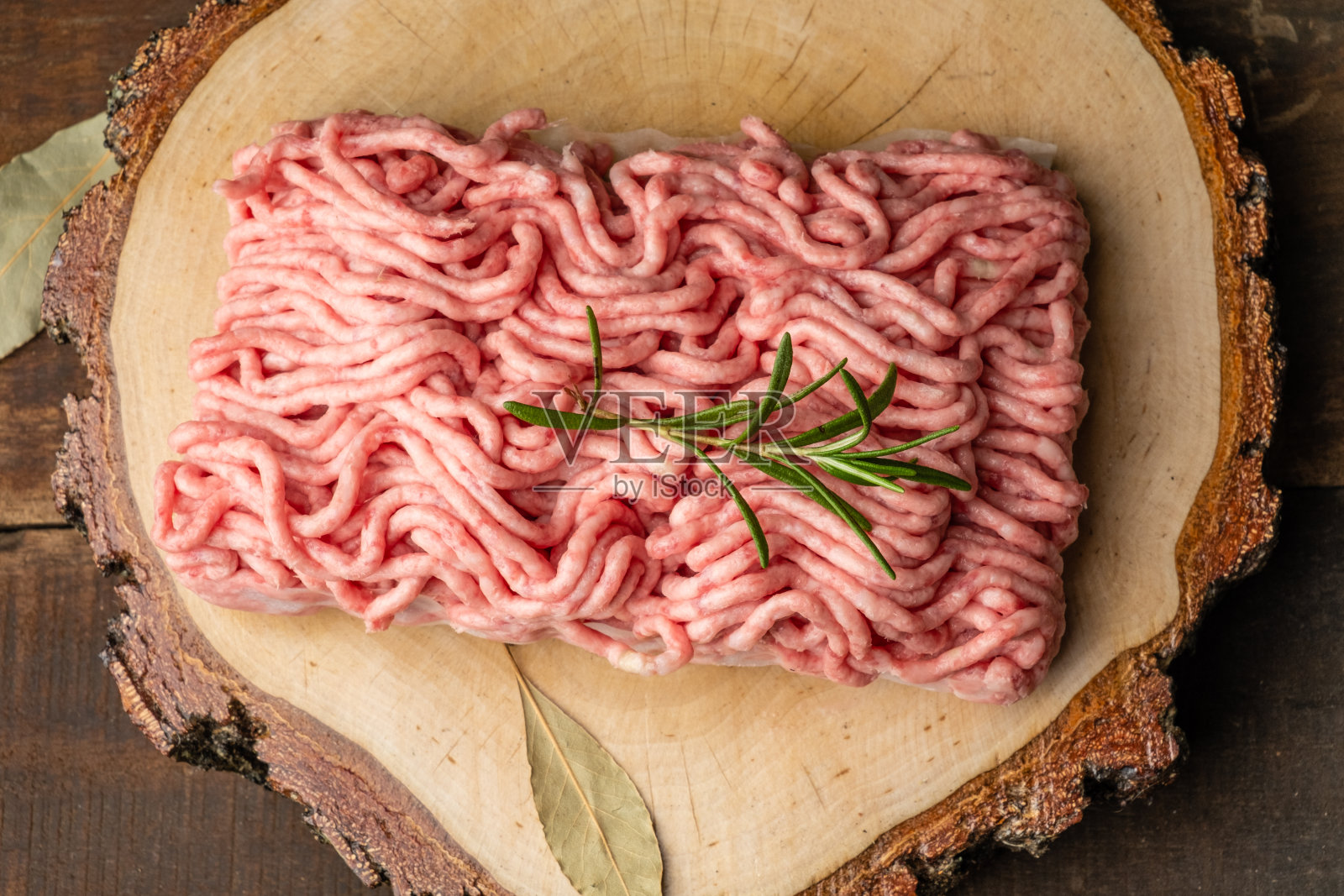 生猪肉和牛肉放在木板上，俯视图，乡村风格。照片摄影图片