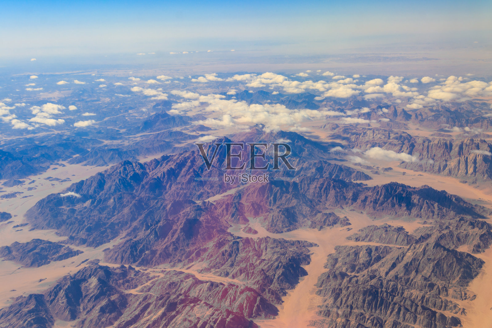 埃及西奈山脉和沙漠的景色。从飞机上看照片摄影图片