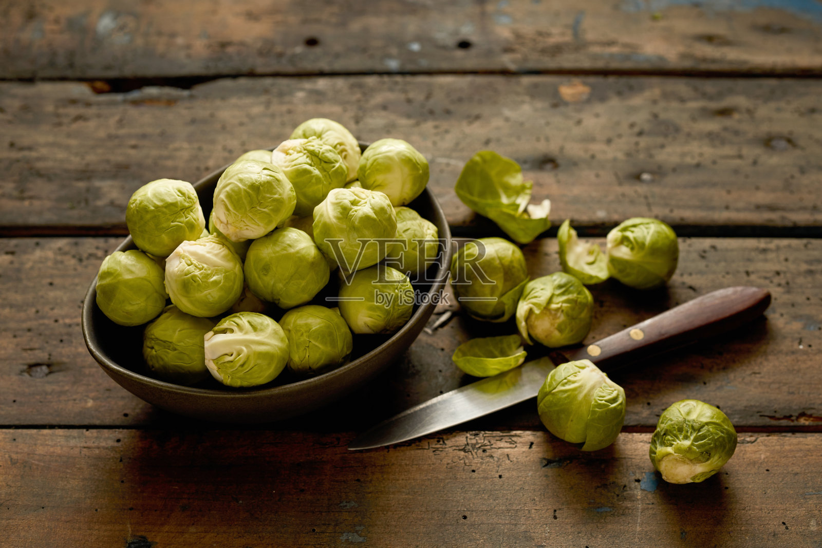 在一个质朴的木桌上，一个碗里盛着美味成熟的球芽甘蓝照片摄影图片