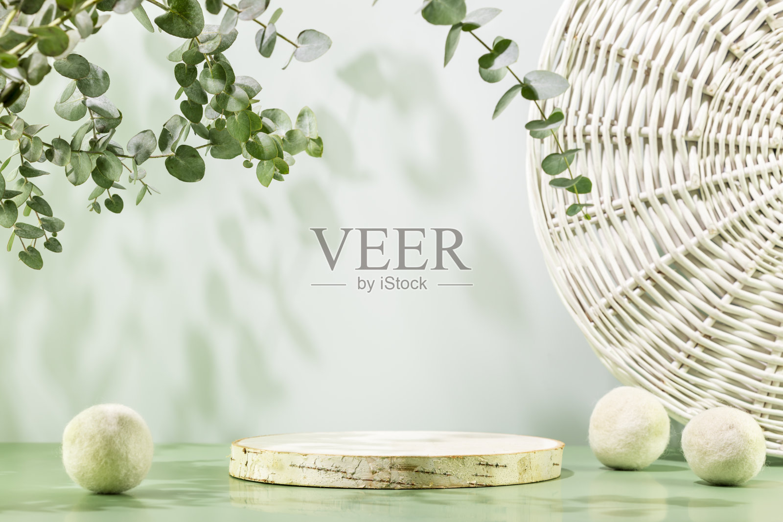 空木讲台与洗衣球与桉树叶照片摄影图片