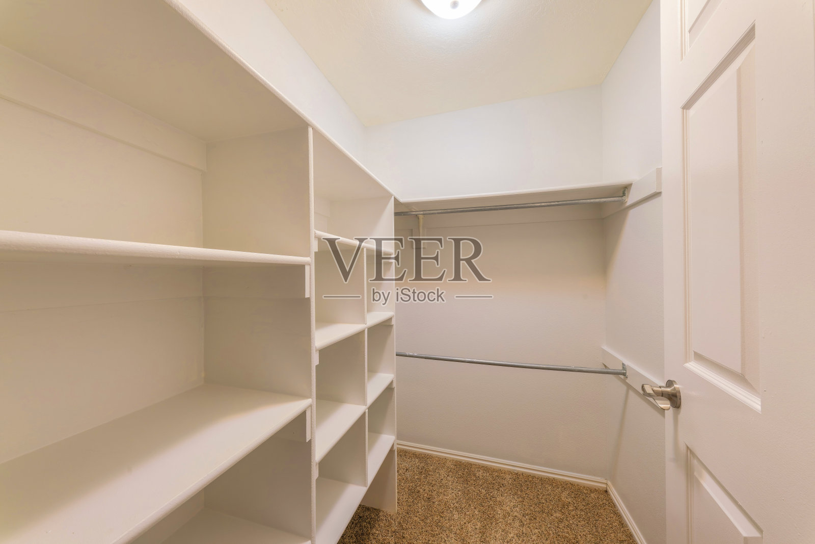 衣柜里有全新的白色家具照片摄影图片