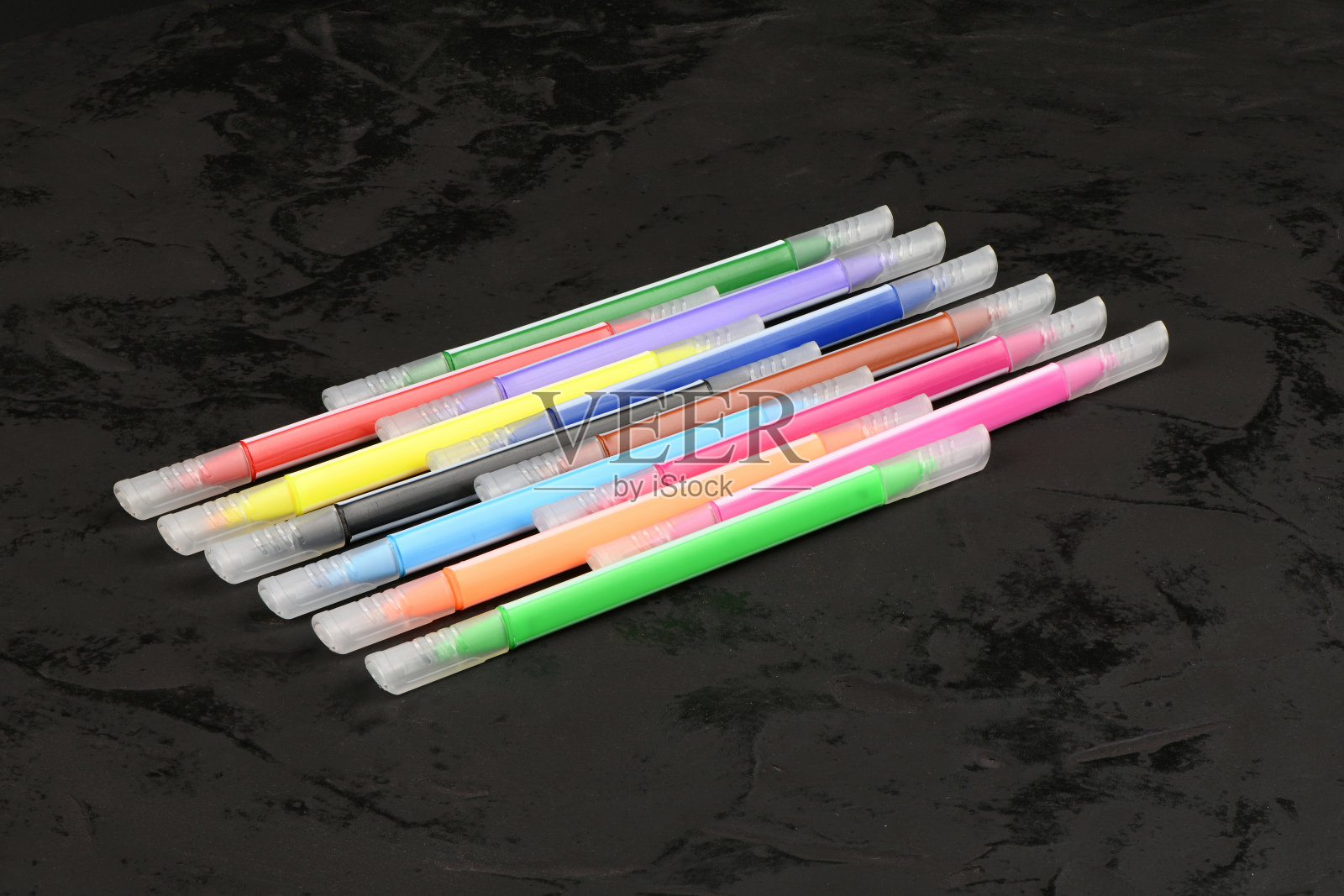 彩色标记孤立在黑色背景上。极端特写镜头。照片摄影图片