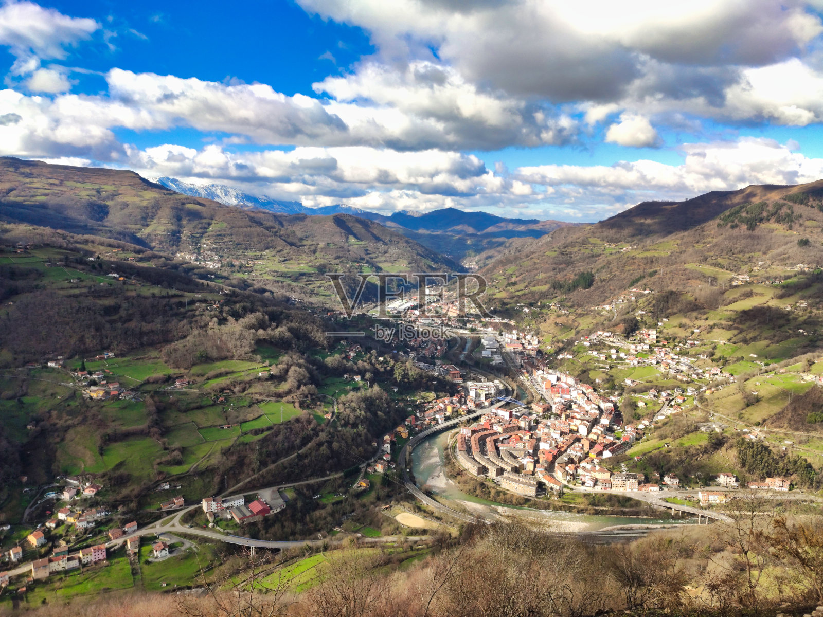 西班牙阿斯图里亚斯阿勒市莫雷达村鸟瞰图照片摄影图片