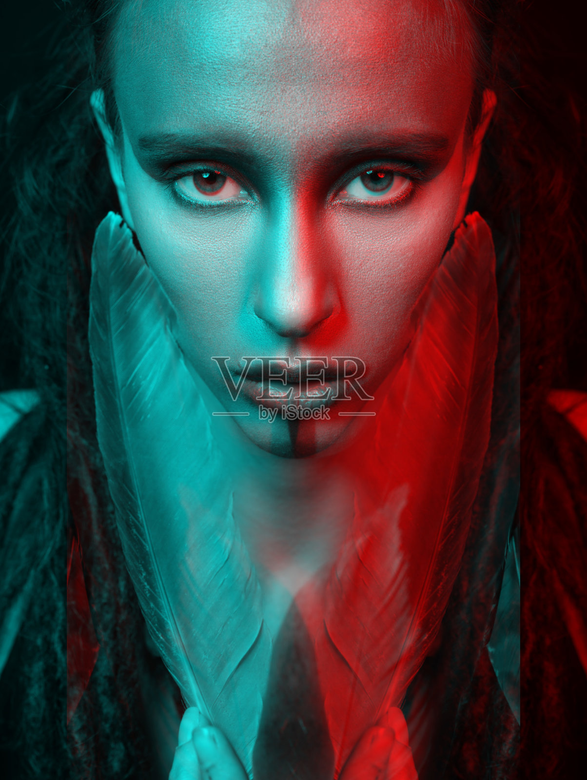 工作室肖像的女人化妆，鸟羽毛和脏辫在RGB颜色分裂效果风格照片摄影图片