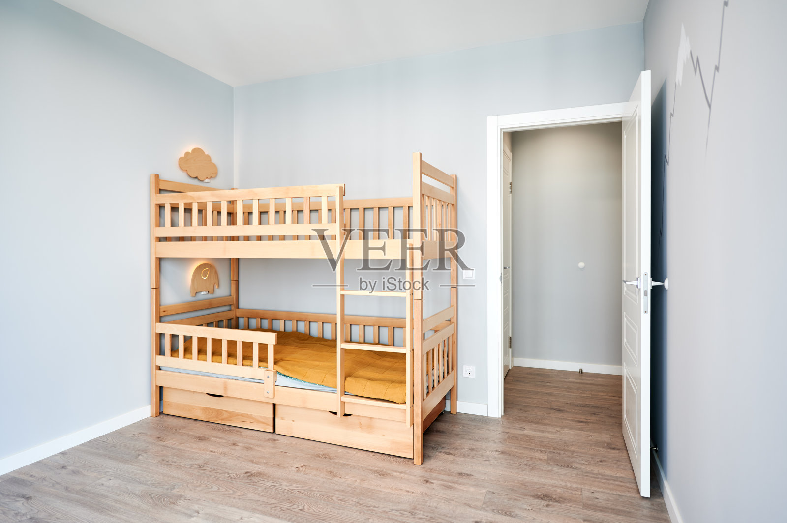 现代儿童卧室与木制双层床。照片摄影图片
