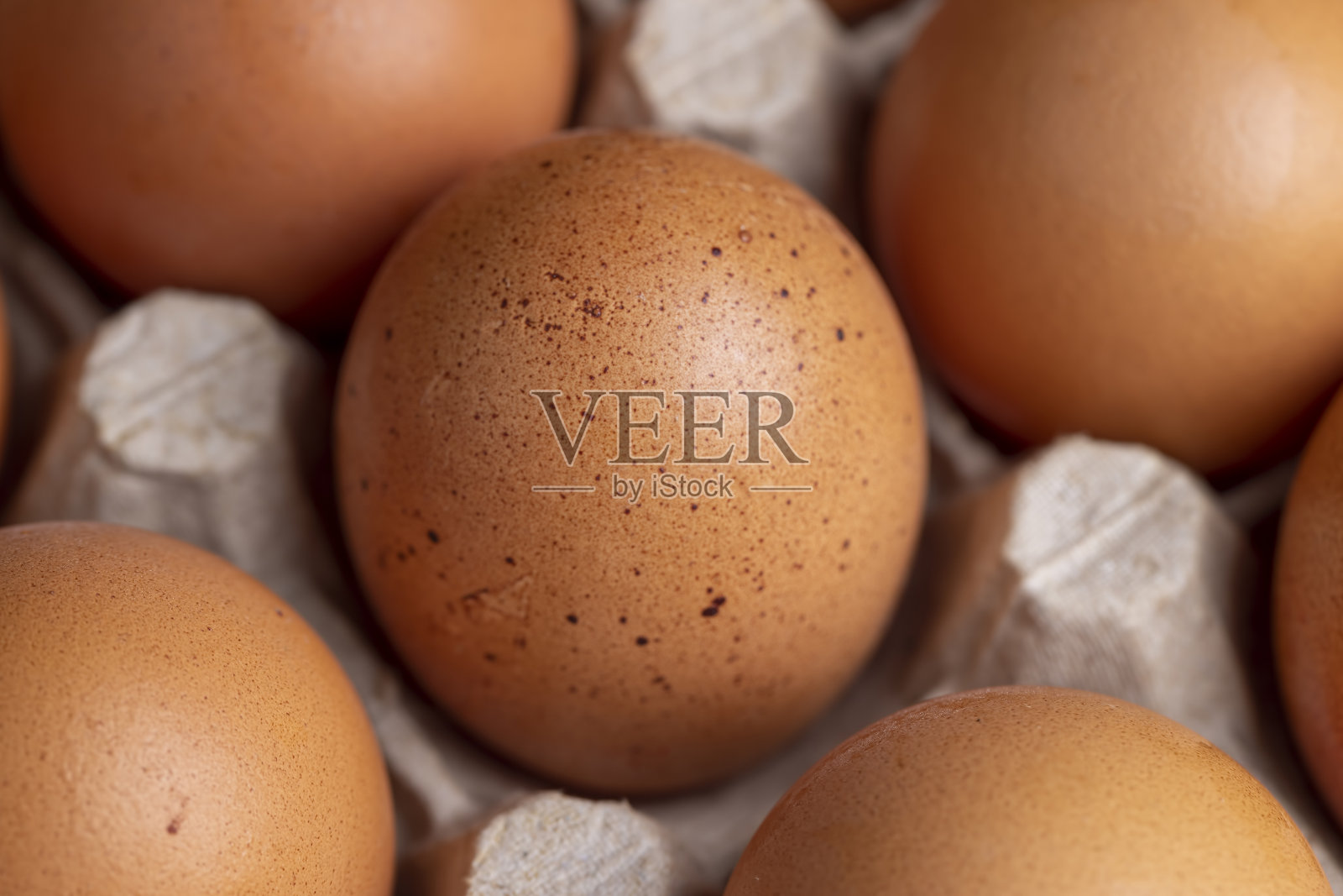 准备存放的黄鸡蛋照片摄影图片