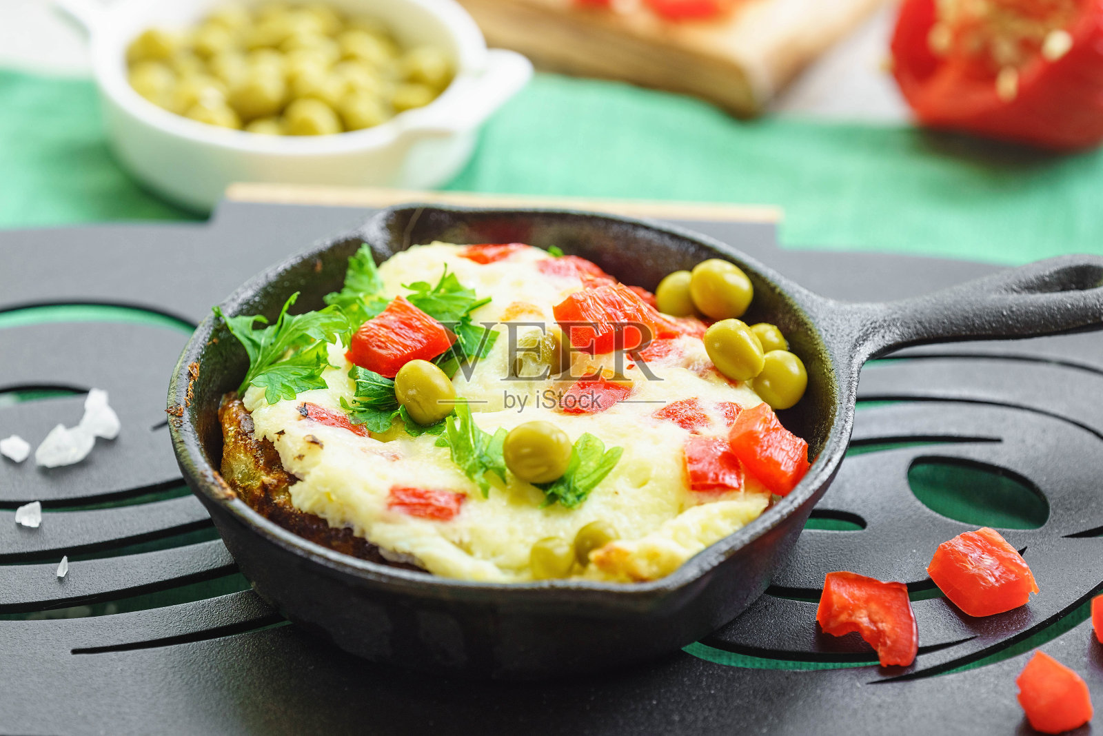 用蔬菜和奶酪烤的煎蛋卷照片摄影图片