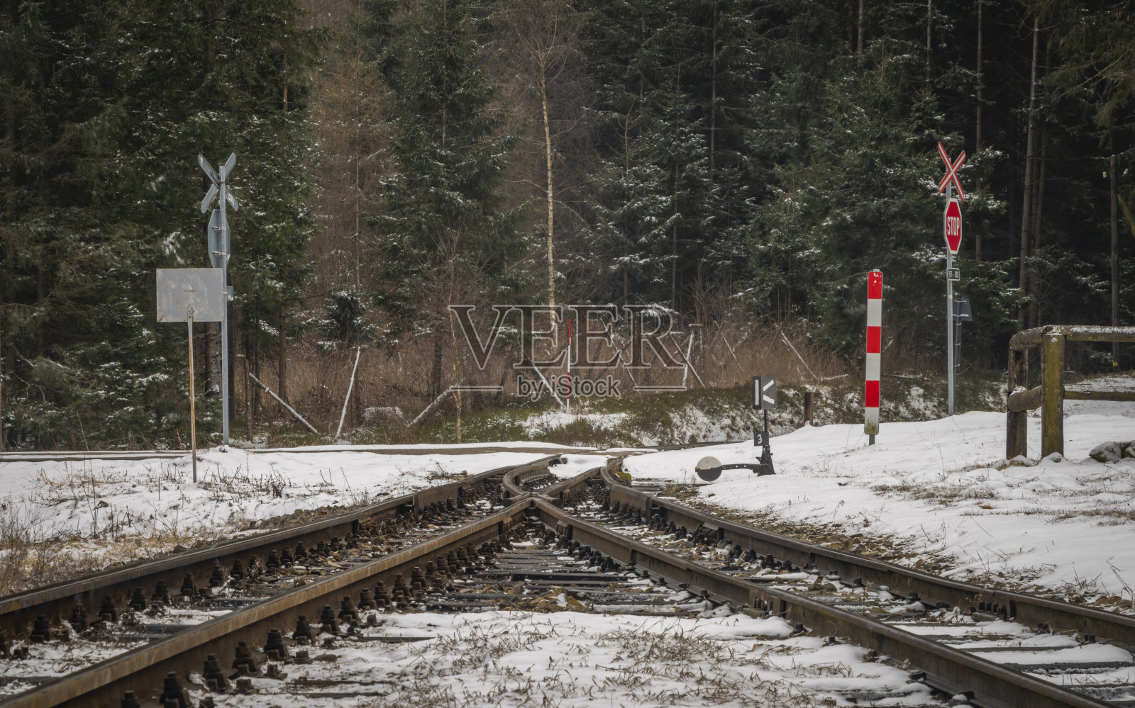 在波西米亚南部冬季的切斯卡卡纳达山区的窄轨铁路照片摄影图片