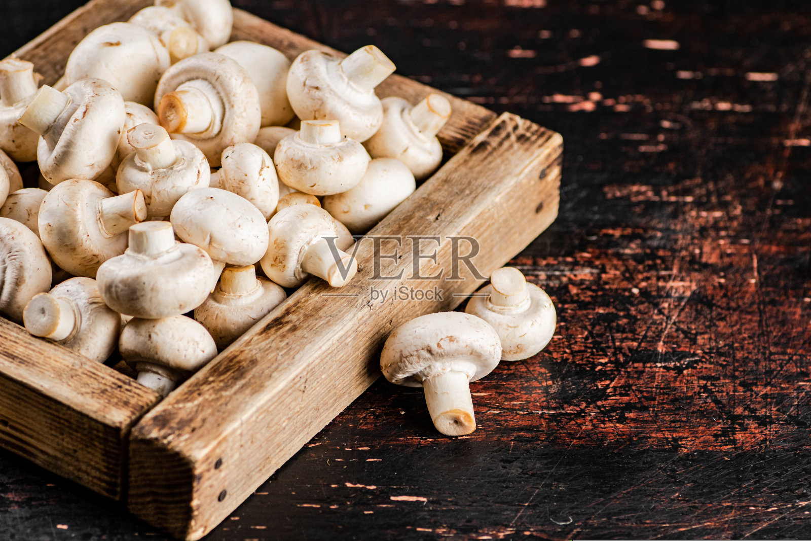 蘑菇放在木托盘上。照片摄影图片