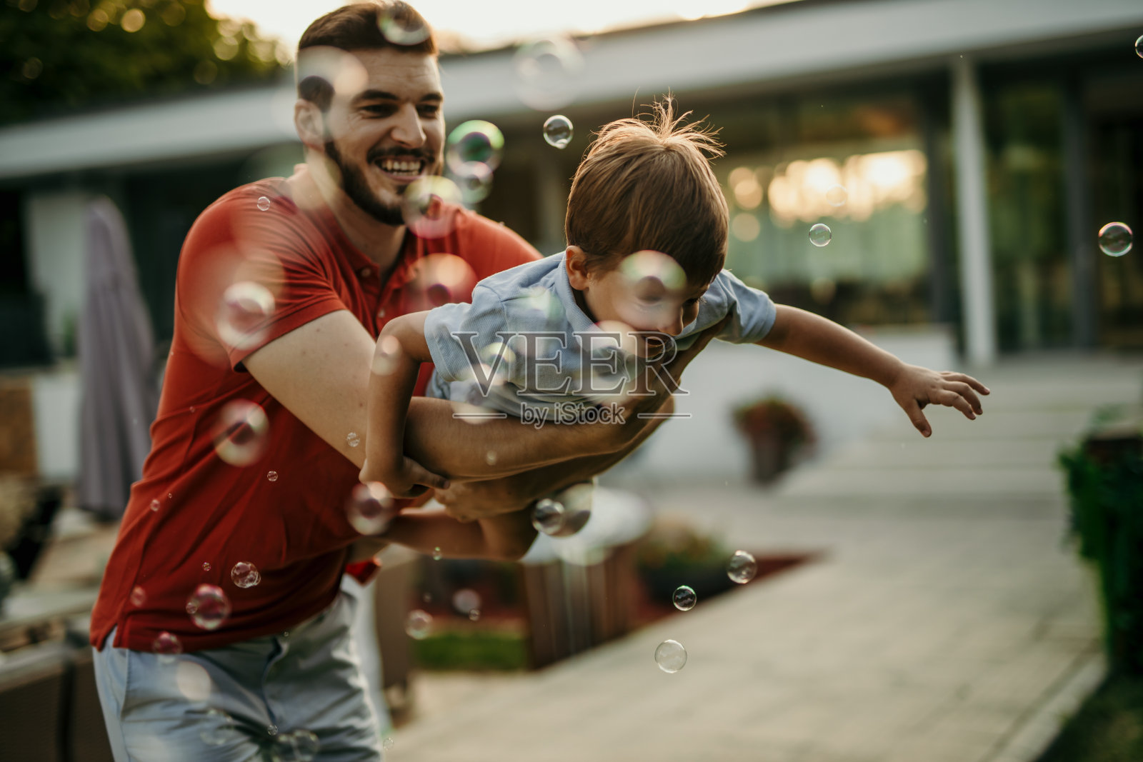爸爸让我飞翔照片摄影图片