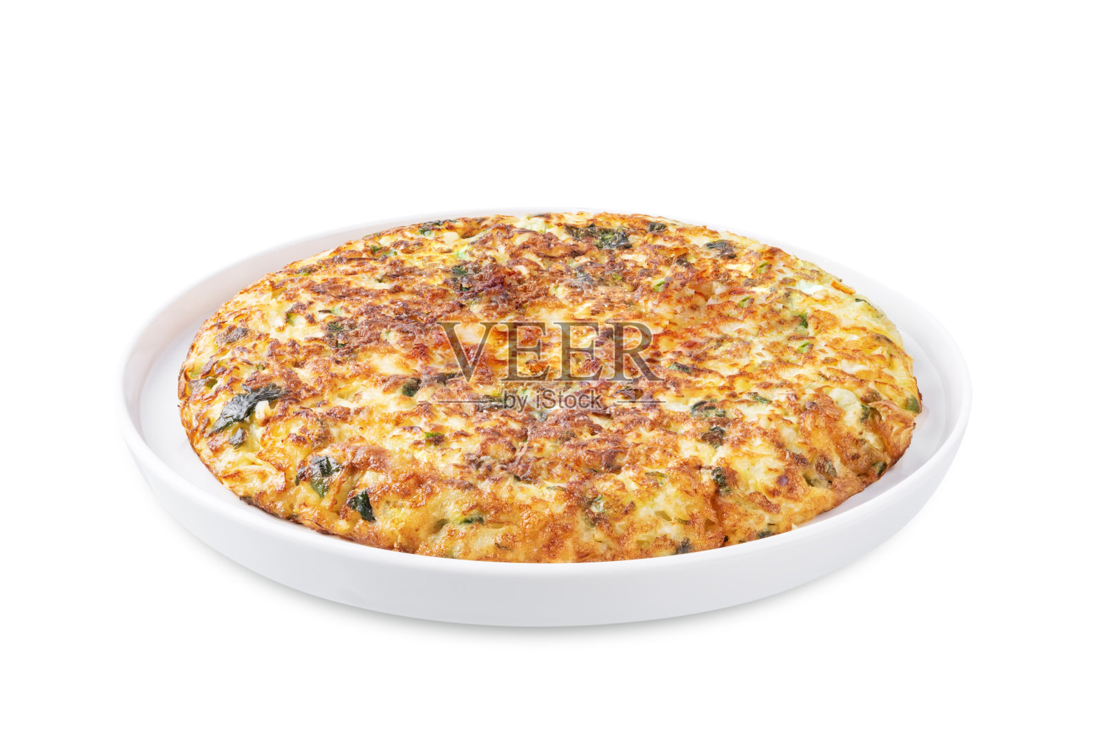 卷心菜煎蛋卷和香菜叶放在盘子里，背景是白色的照片摄影图片