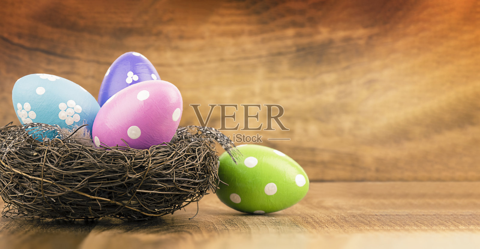 窝里的复活节彩蛋。照片摄影图片