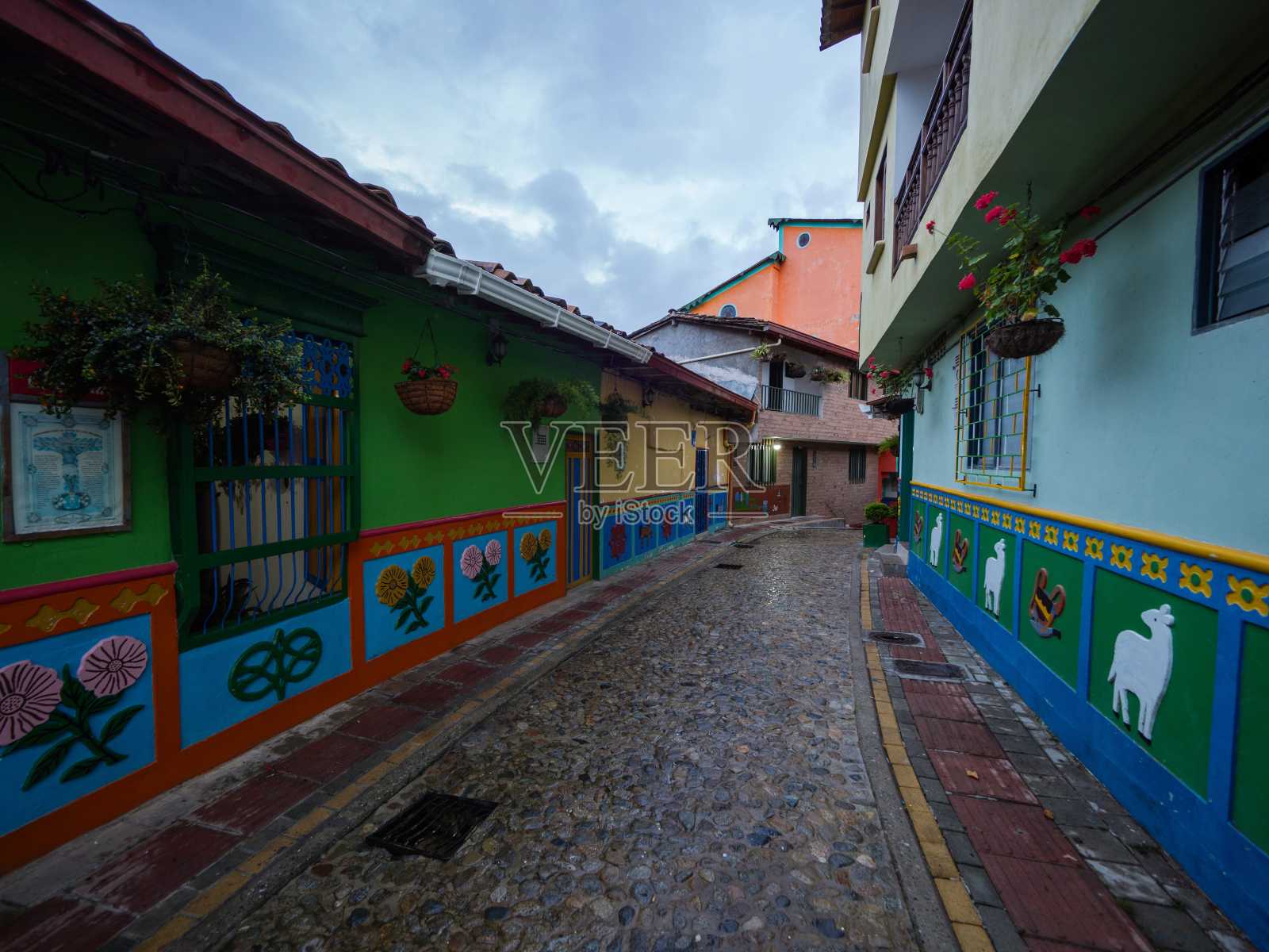 哥伦比亚安蒂奥基亚省的瓜塔佩普韦布洛·德·索卡洛斯镇，风景如画的彩色立面的鹅卵石街道小巷照片摄影图片