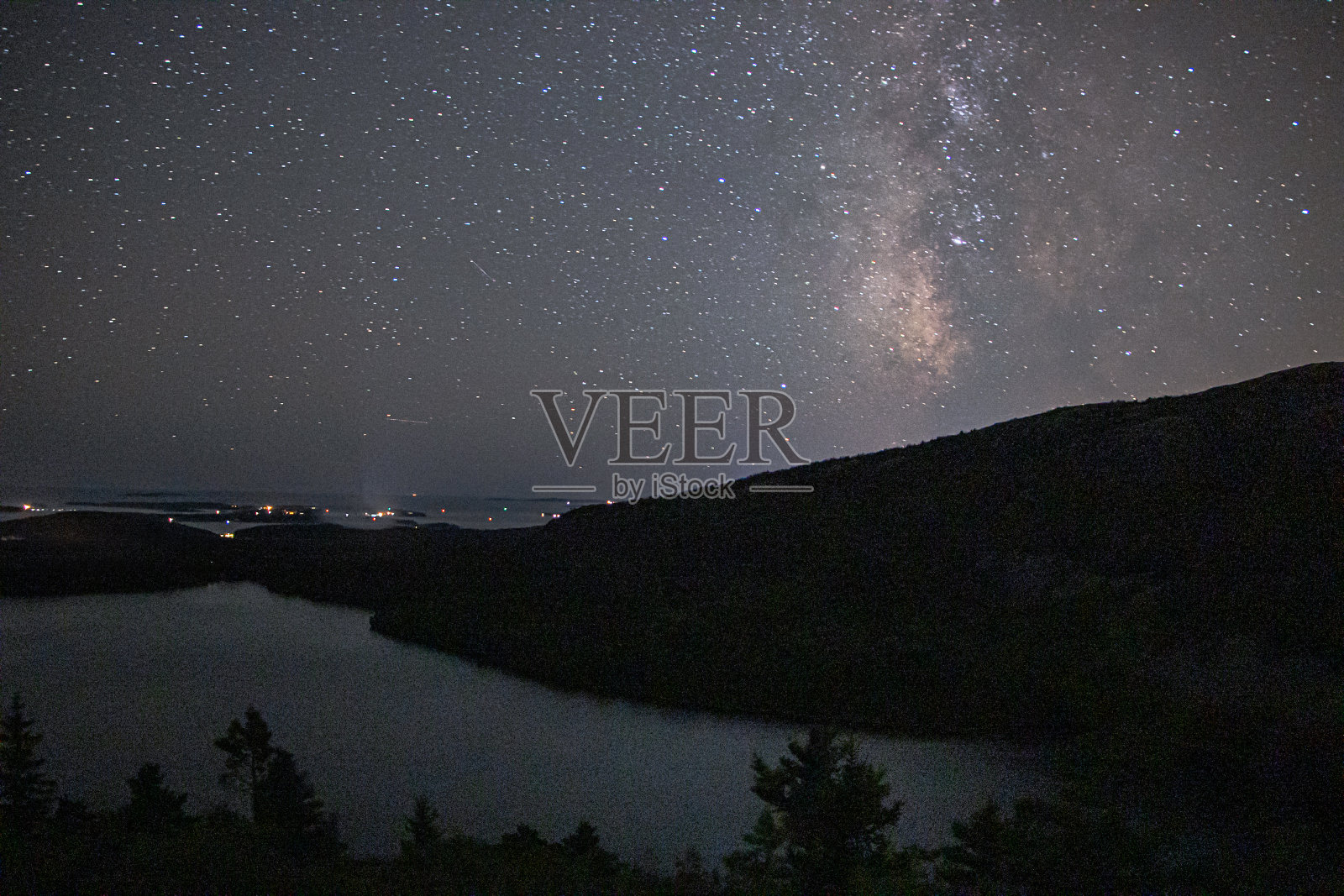 缅因州阿卡迪亚上空的银河照片摄影图片