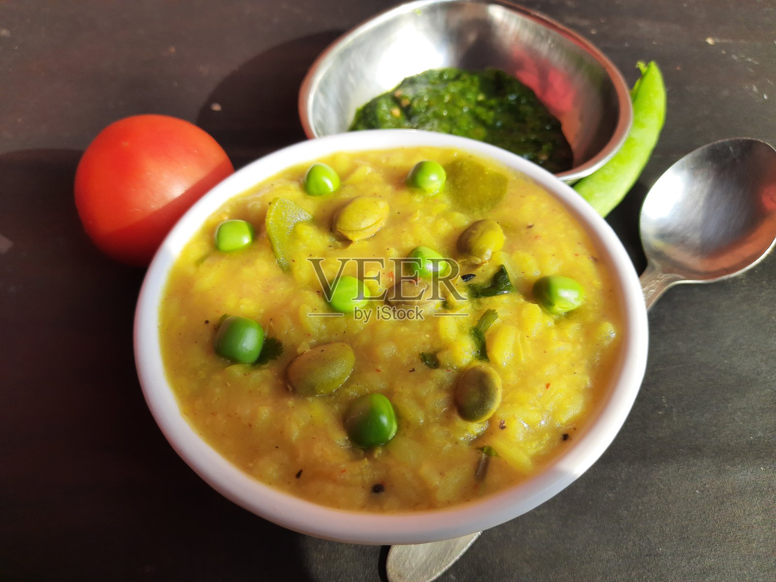 著名的印度美食Khichdi已经准备好了。照片摄影图片