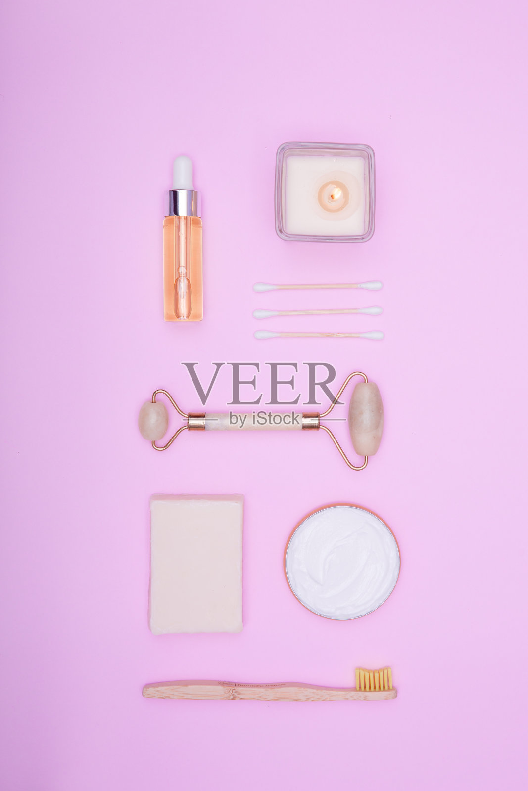 化妆品和卫生用品的平铺在粉红色的背景上。自我照顾的概念。美丽的背景。照片摄影图片