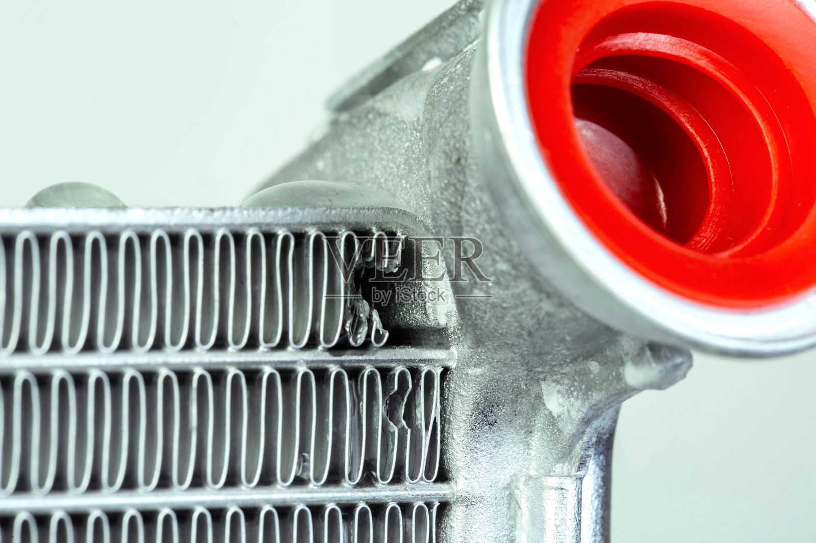 汽车散热器上损坏的蜂巢，特写。破碎的散热器，特写照片摄影图片