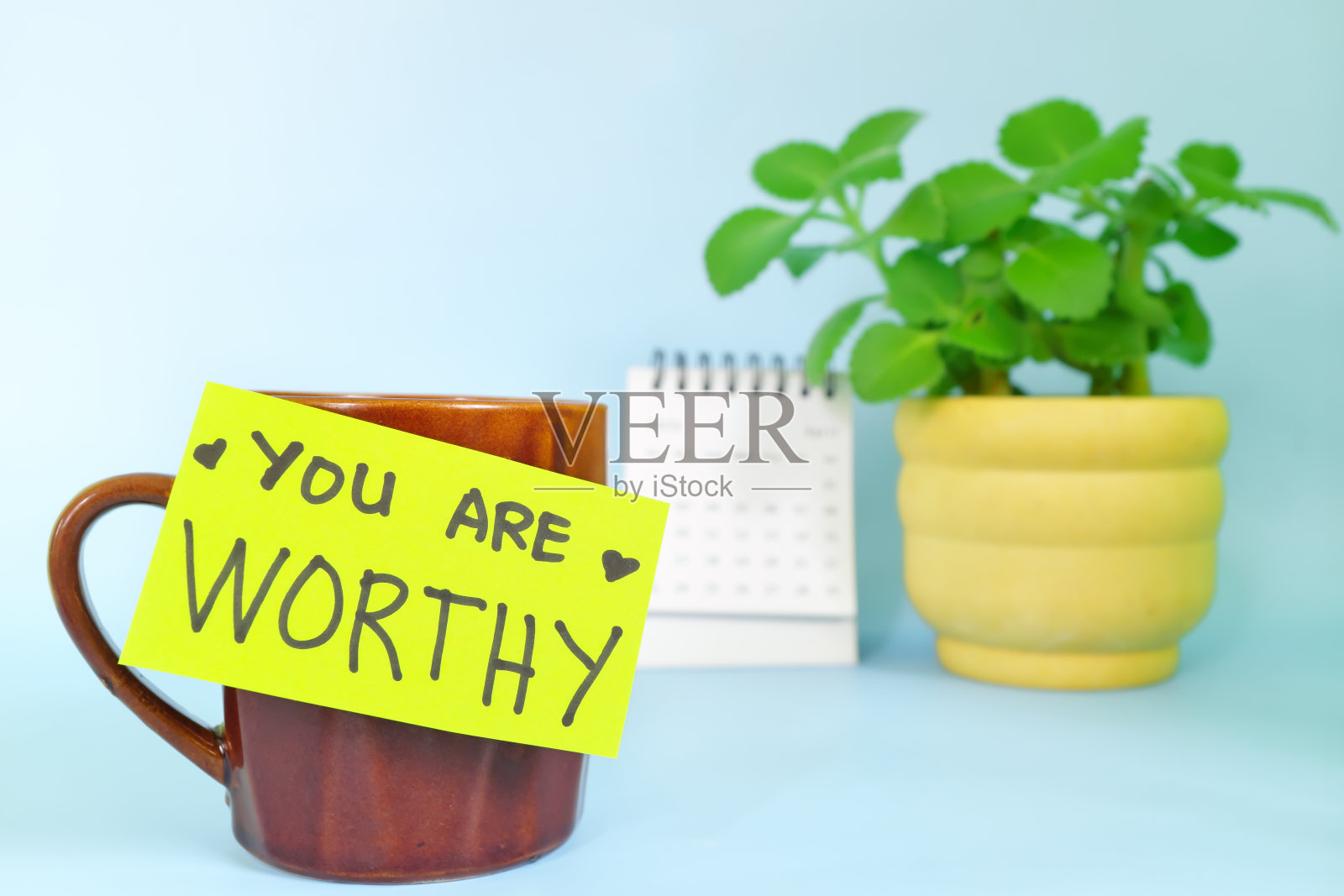 您是值得鼓励的话语和信任的理念。选择性地专注一杯咖啡，用明亮的手写纸留言。照片摄影图片