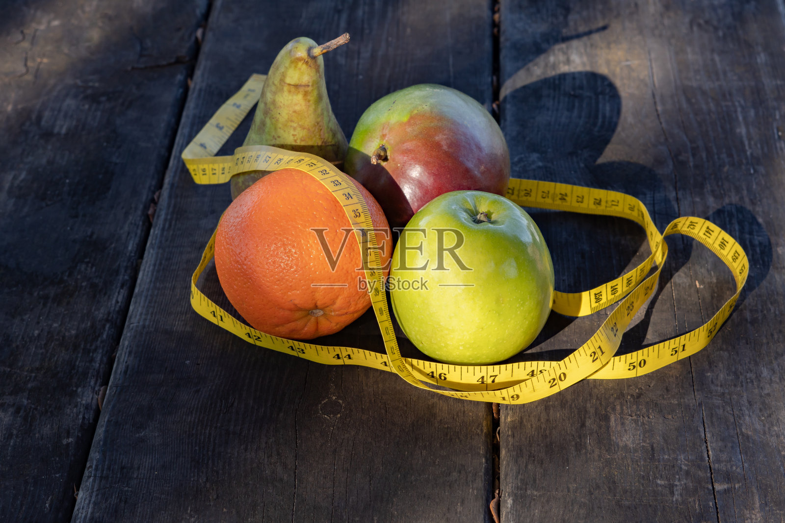 健康水果组，卷尺放在木桌上照片摄影图片