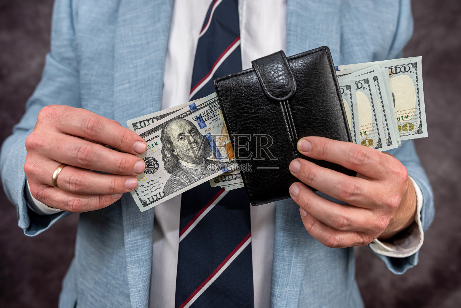 做生意的人会计或得到钱的钱包钱包里装满了美元照片摄影图片