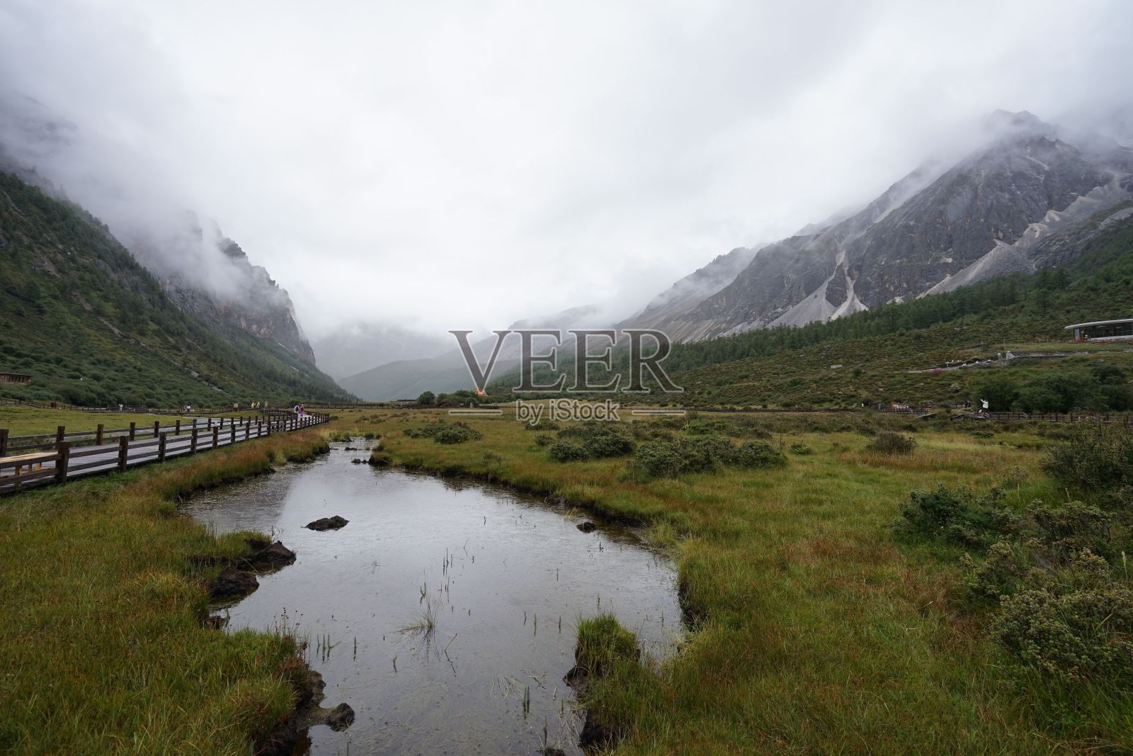 中国四川稻城亚丁国家公园的一条河流照片摄影图片