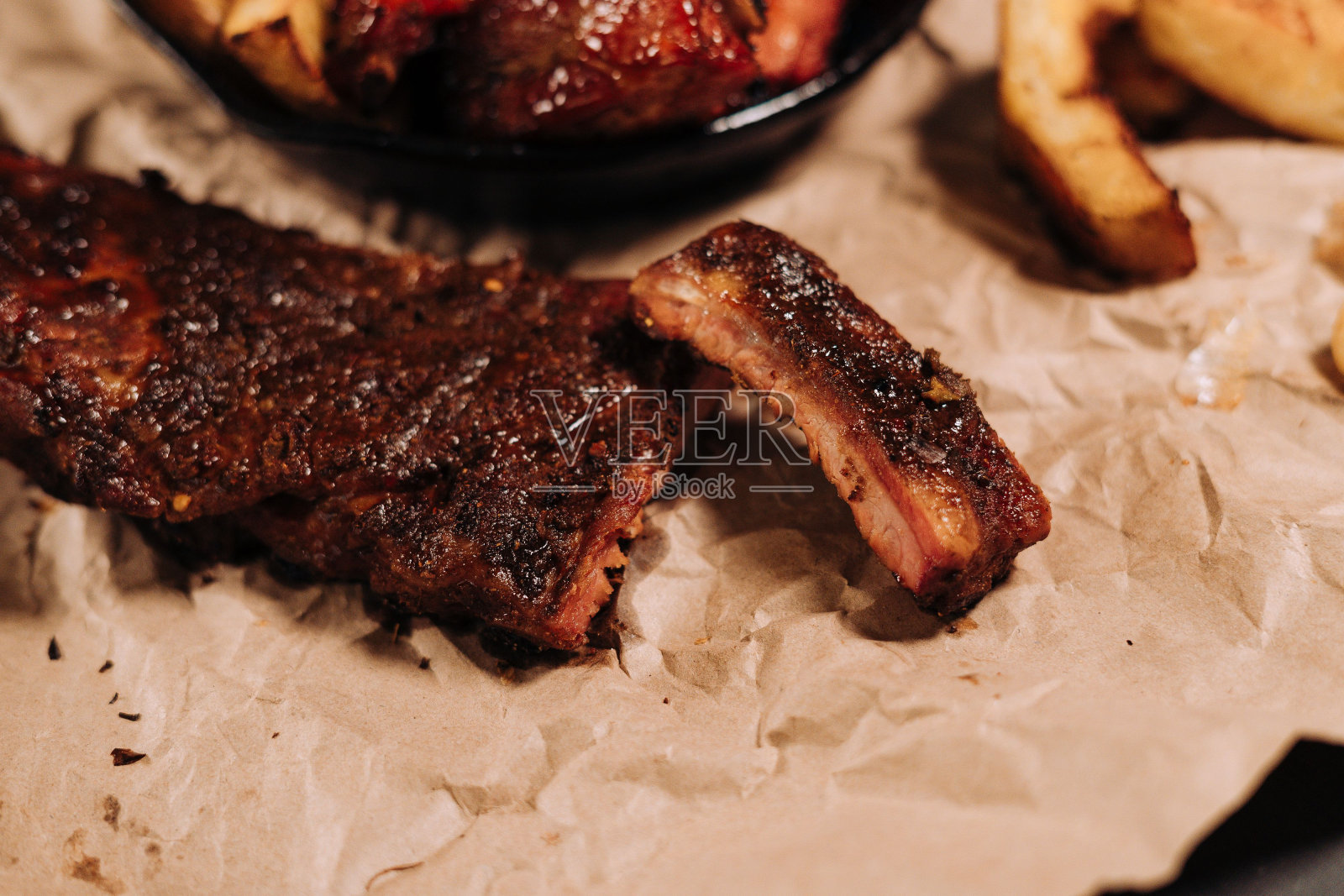 美味的乡村土豆特写和烤盘上的烤肉照片摄影图片
