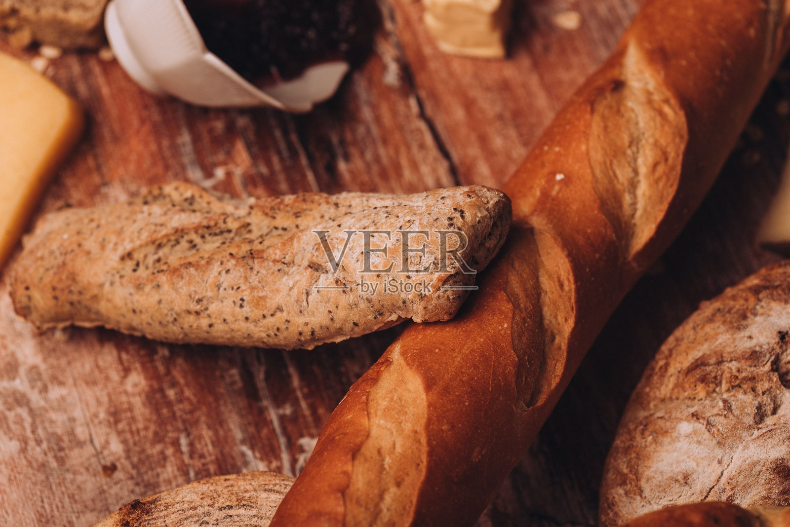 近距离的新鲜烤意大利面包和其他食材放在木桌上照片摄影图片