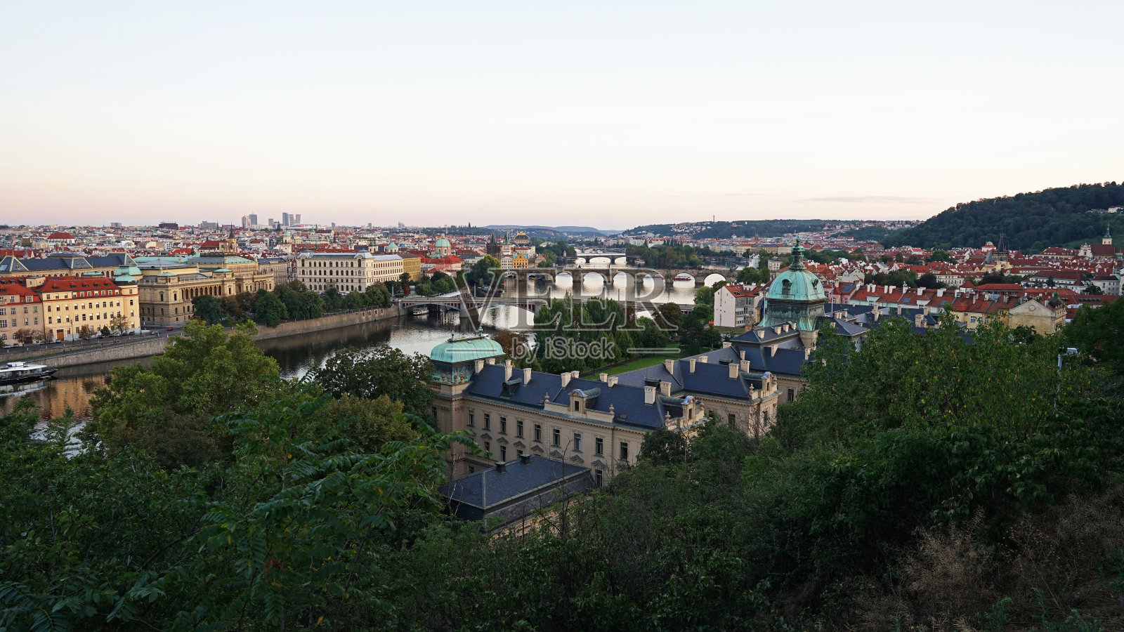 布拉格历史名城空中全景，伏尔塔瓦河与查理大桥和许多地标，布拉格，捷克共和国照片摄影图片