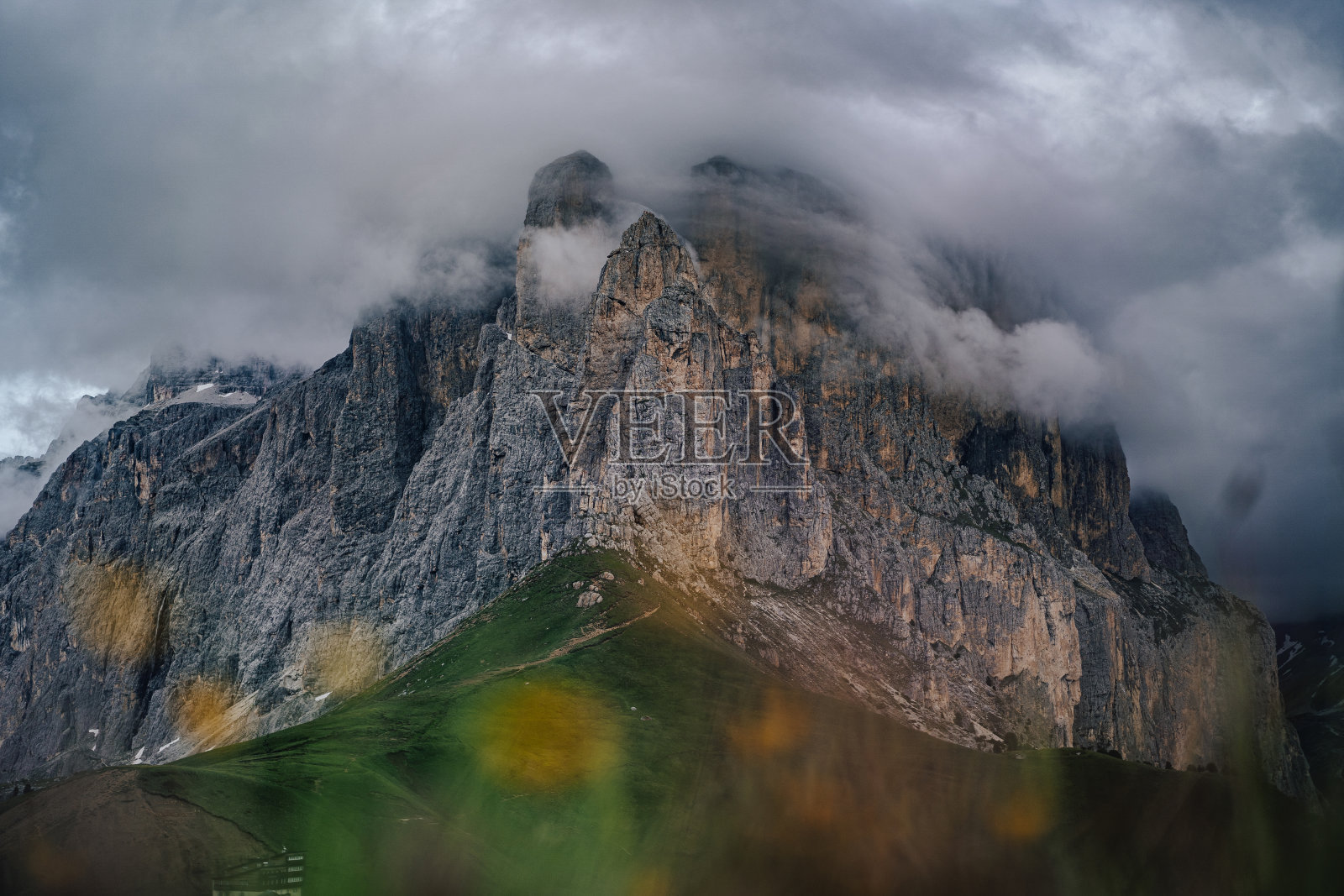 白云石中的岩石塔。照片摄影图片