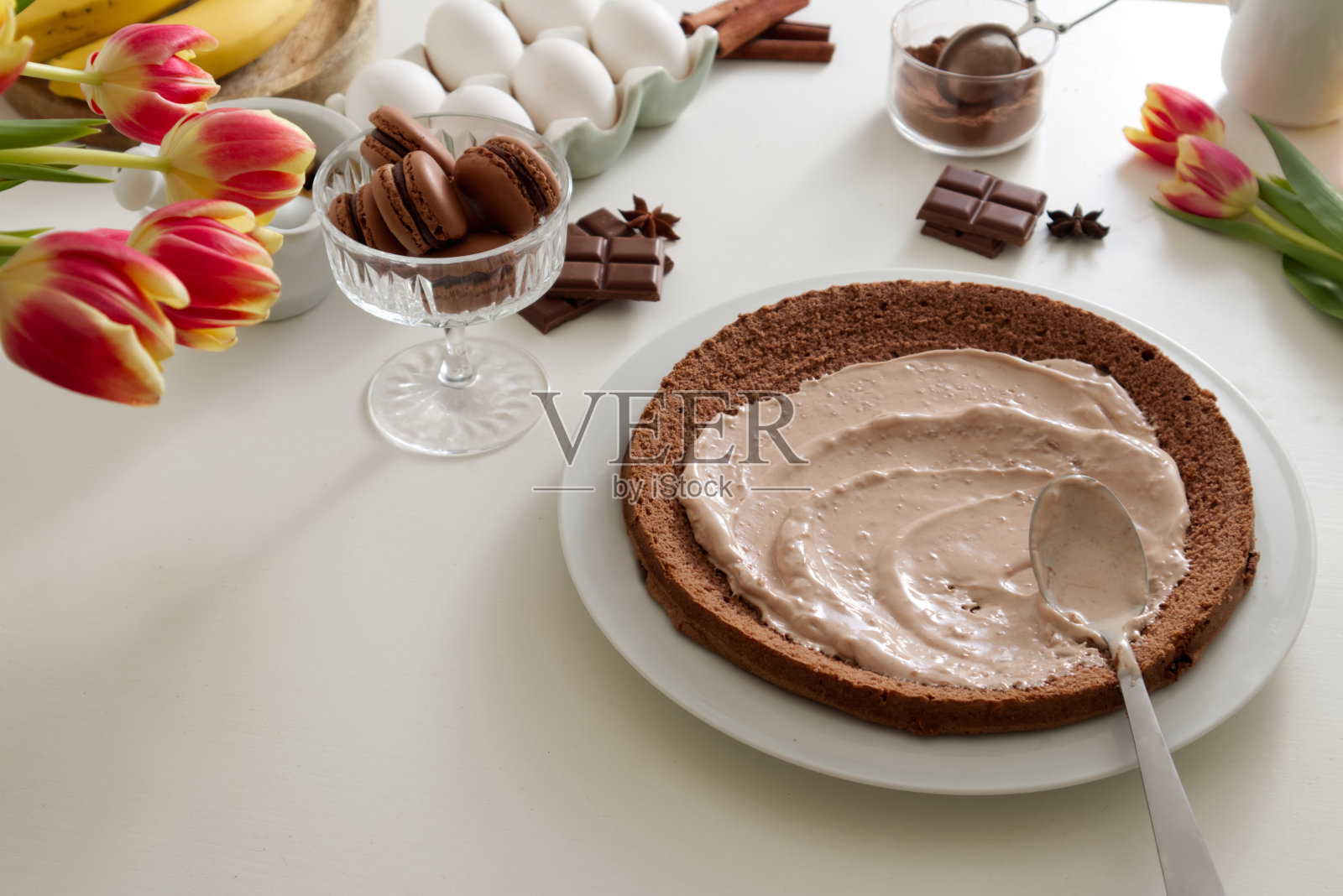 饼干巧克力蛋糕涂上奶油在桌子旁边的产品蛋糕需要照片摄影图片