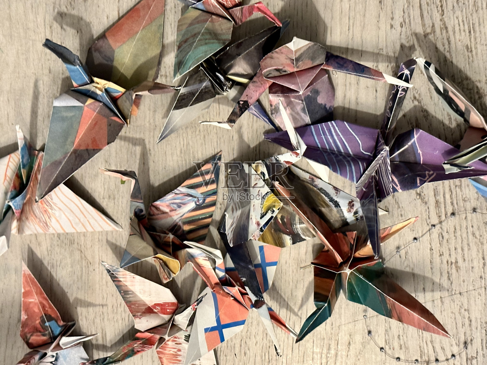 不同颜色和大小的折纸鸟照片摄影图片