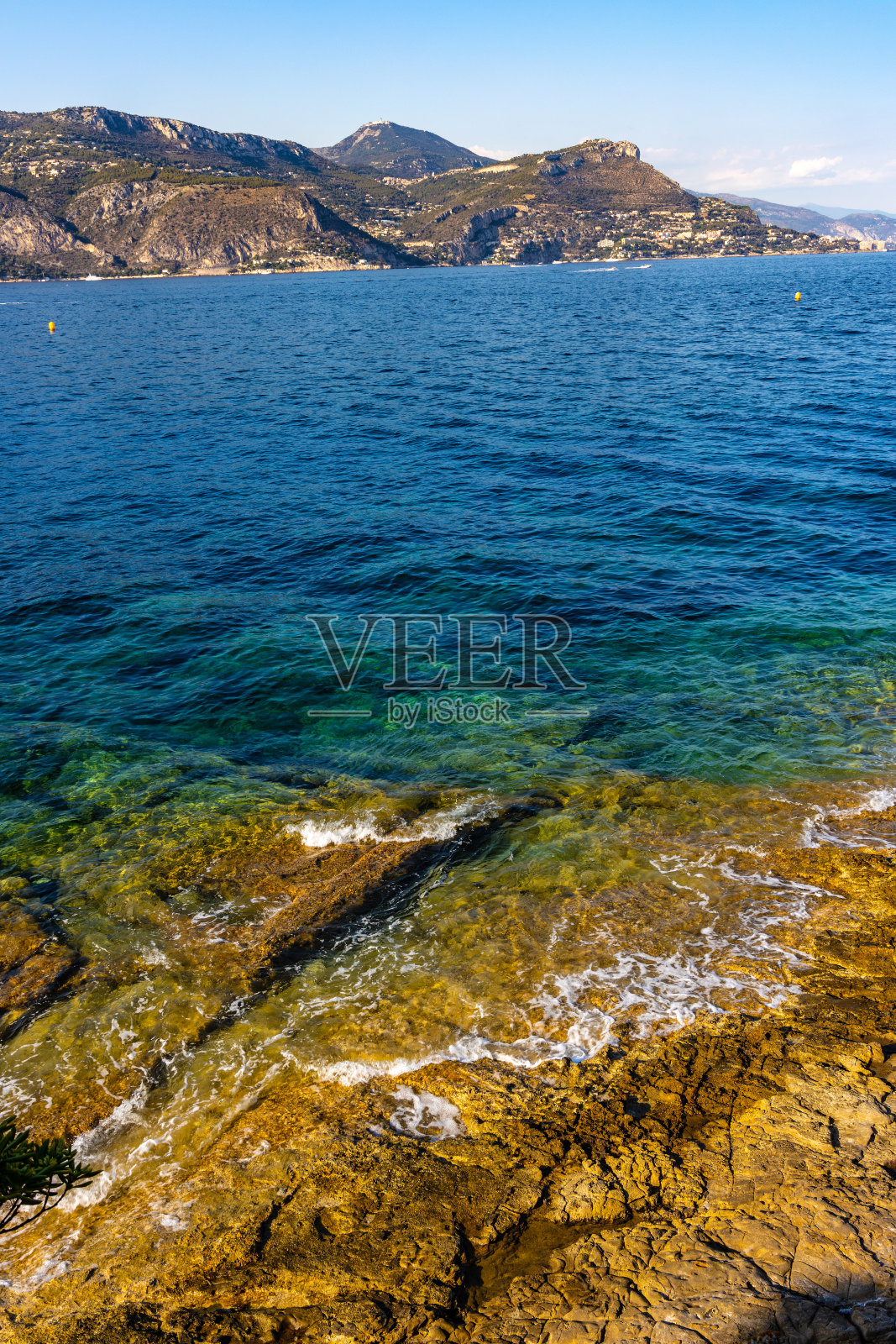 从法国费拉角的Saint-Jean-Cap-Ferrat度假小镇看地中海的阿尔卑斯岩石海岸照片摄影图片