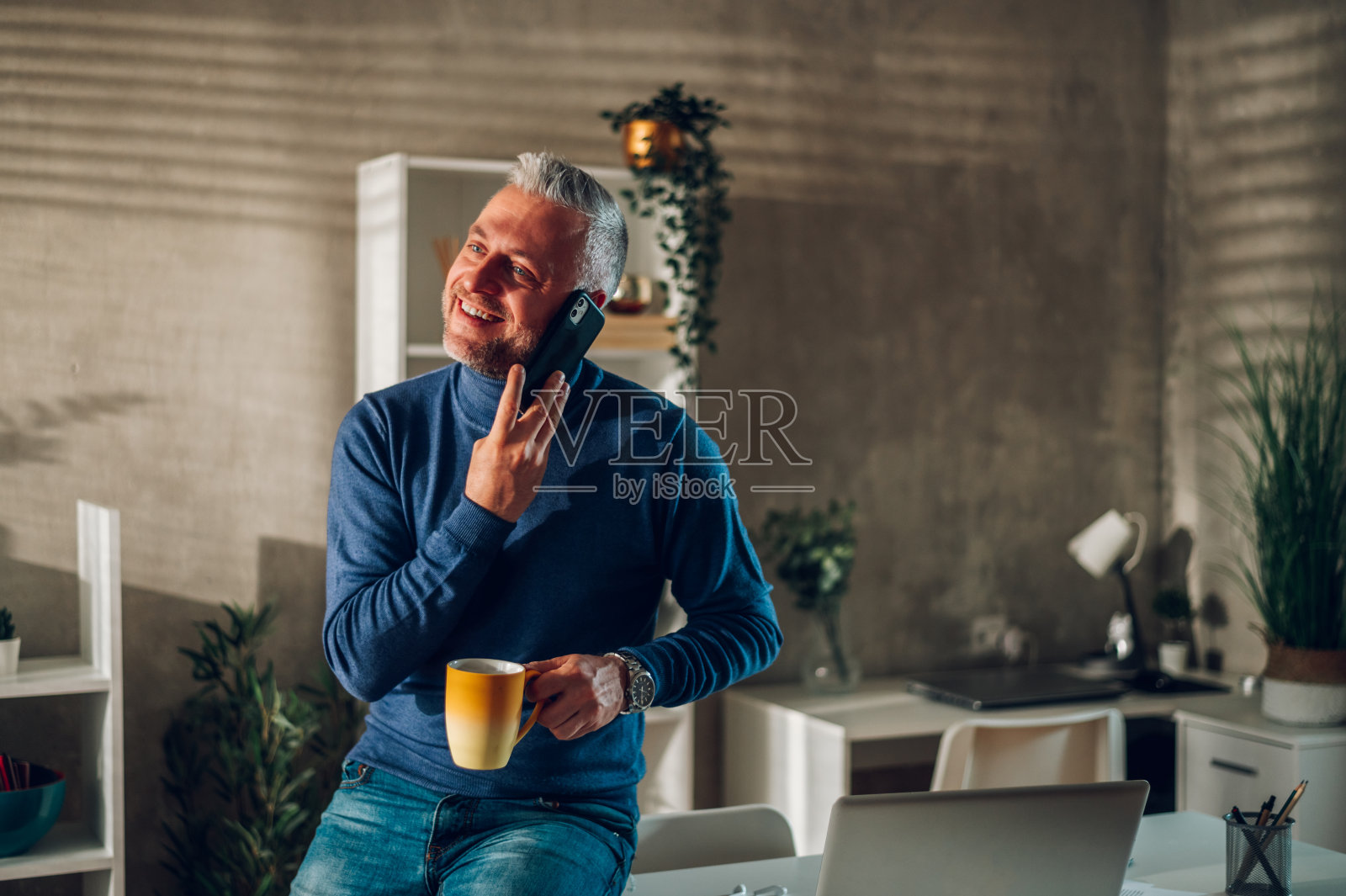 中年男人在家使用智能手机喝咖啡照片摄影图片