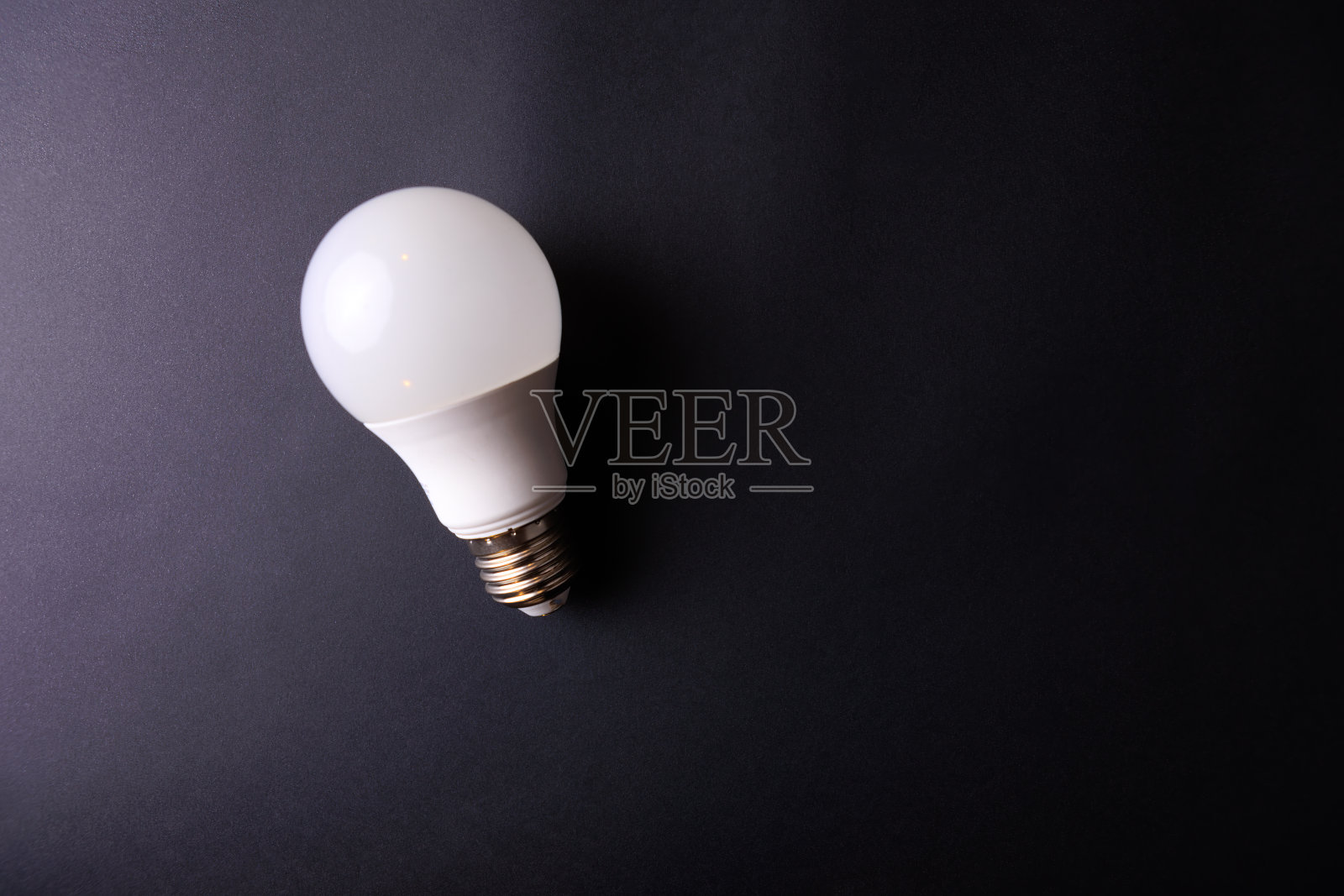 一个单独的E-27爱迪生螺旋灯泡对黑色背景照片摄影图片