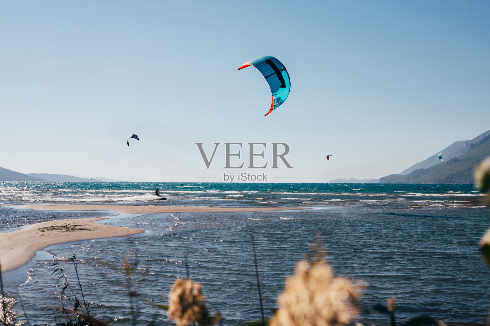 在爱琴海著名的Akyaka海岸放风筝。库存图片照片摄影图片