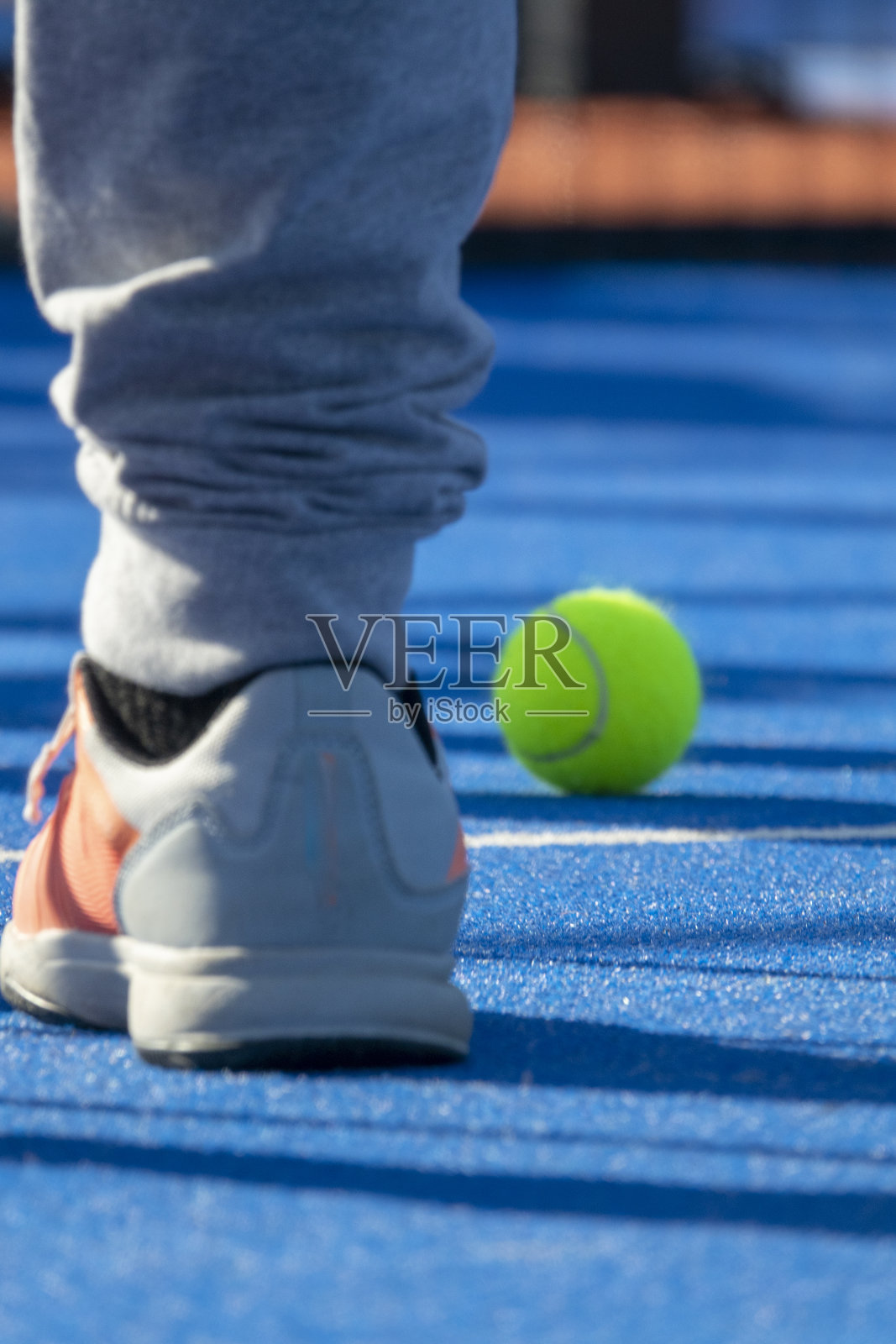 网球和球拍在球场上照片摄影图片