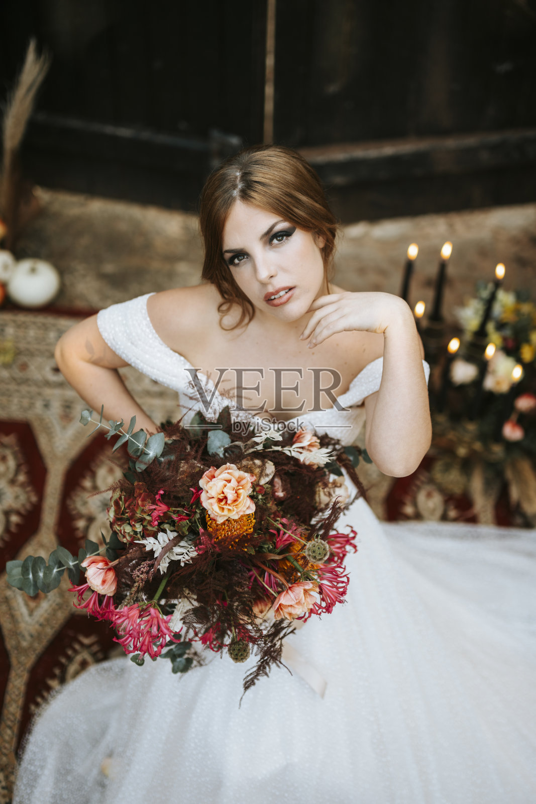 夕阳下，美丽的新娘身着乡村服饰照片摄影图片