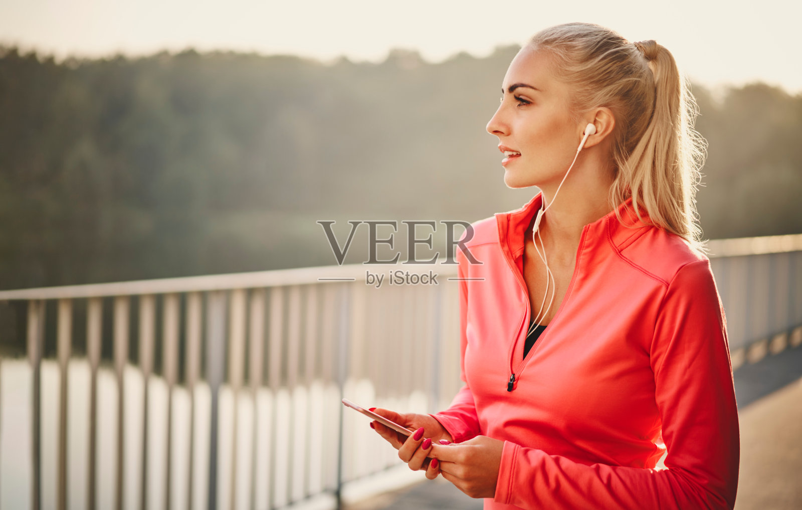 美丽的年轻女子享受晨跑锻炼听音乐耳机照片摄影图片