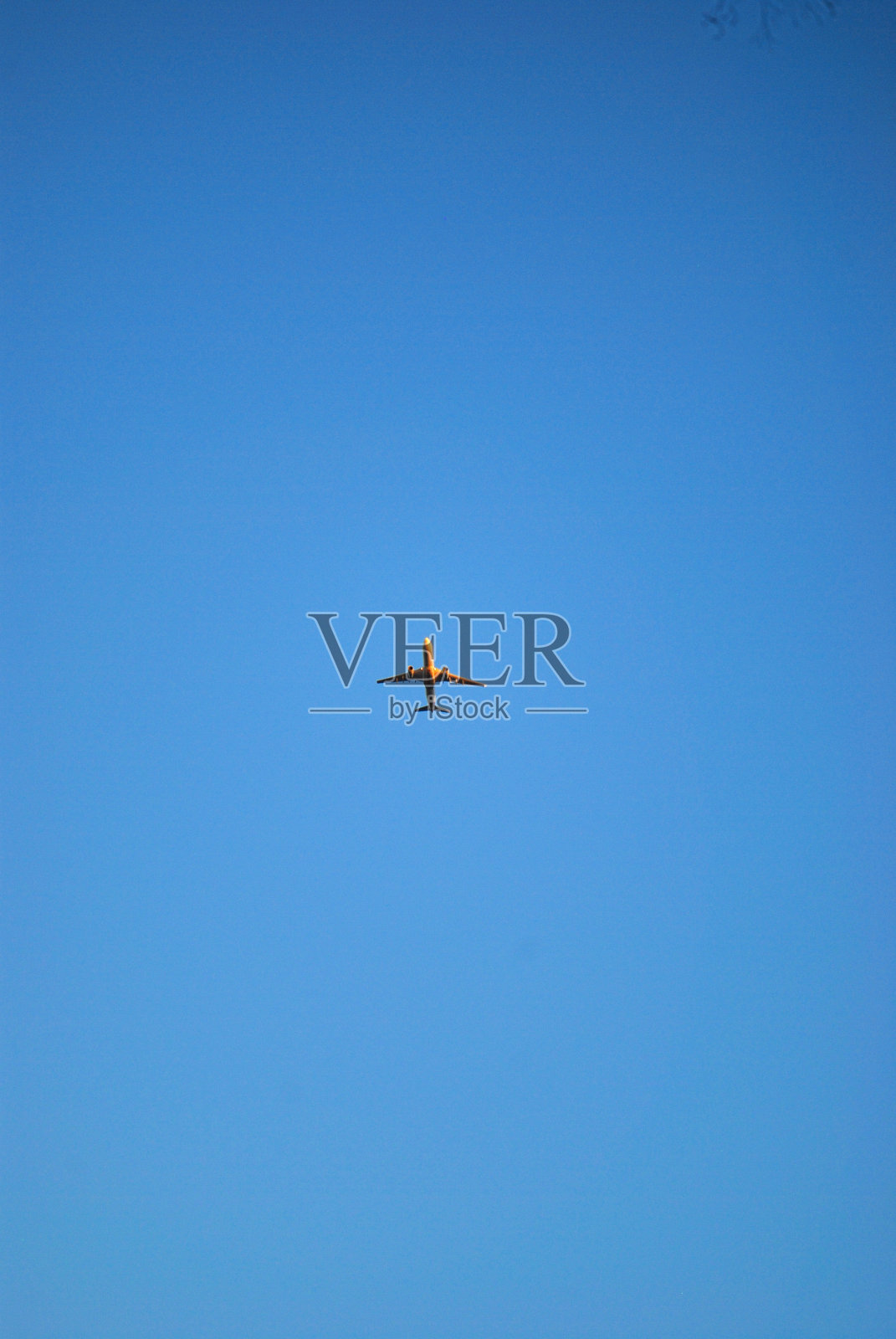 白色的飞机在蓝色的天空中飞行照片摄影图片