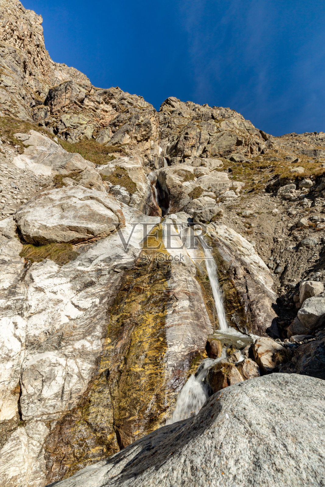 卡巴尔迪诺-巴尔卡利亚的贝本吉峡谷的瀑布。俄罗斯高加索的性质。山的风景。照片摄影图片