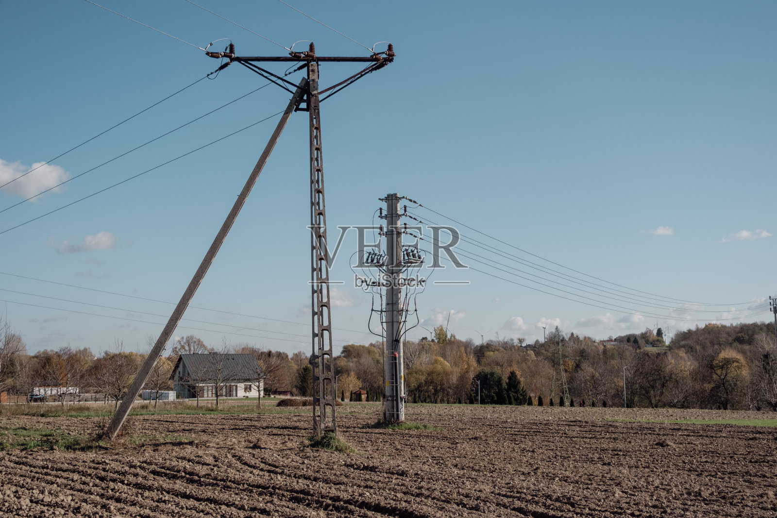 高空高压电杆，输电线路照片摄影图片