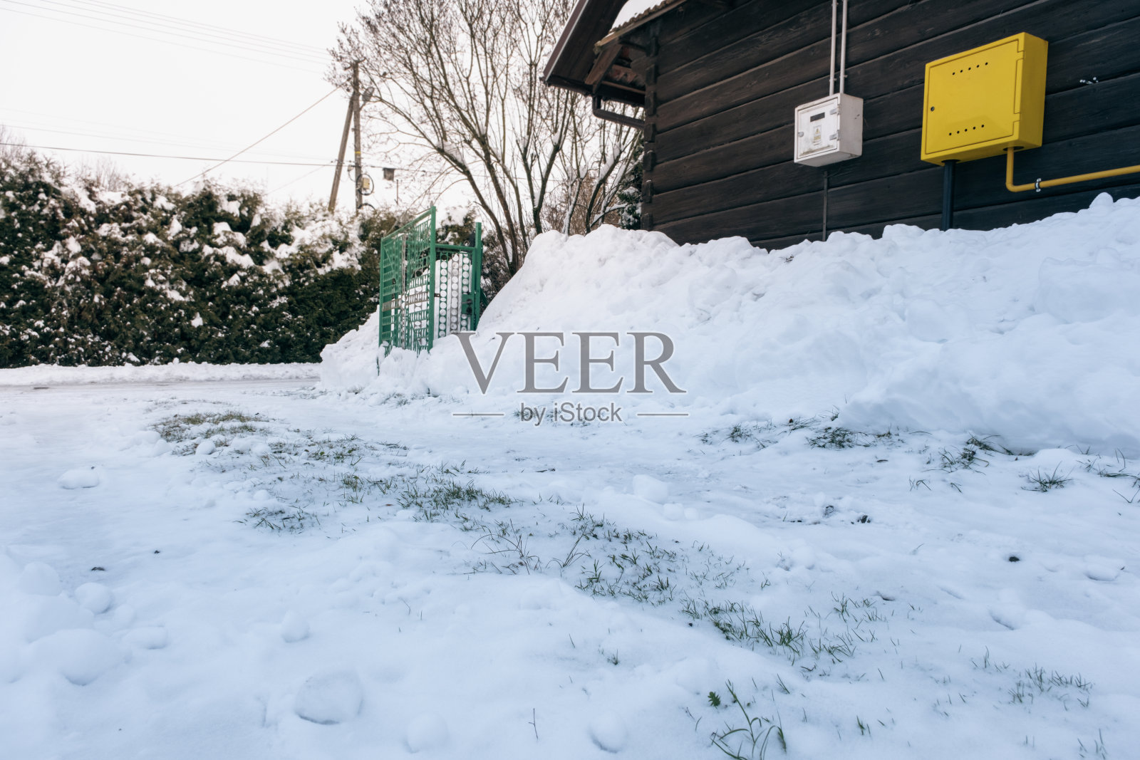 大雪和煤气、电力安装在房子上照片摄影图片