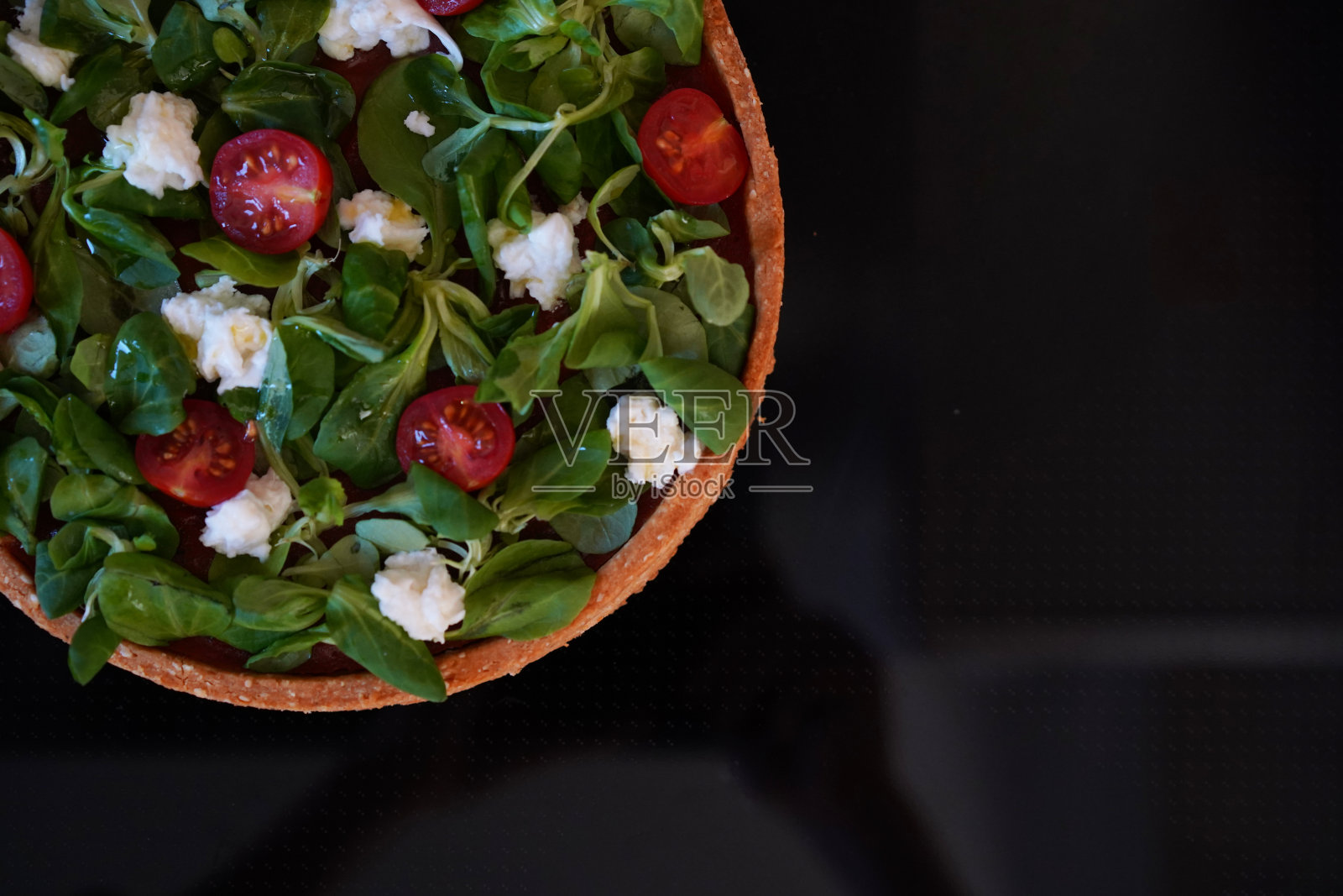 蔬菜蛋糕躺在白色背景上。健康烹饪理念照片摄影图片