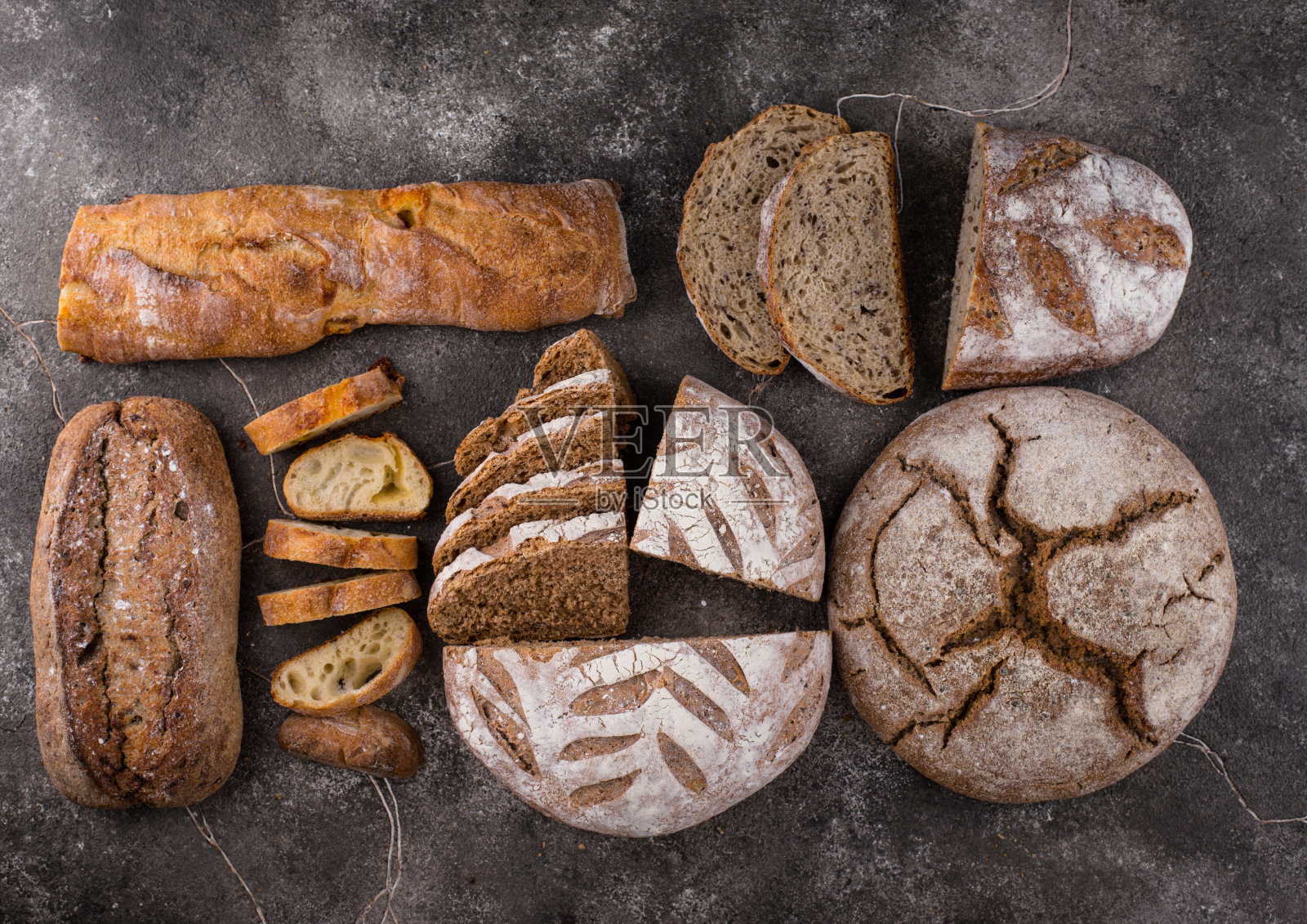 新鲜的自制面包，有脆皮照片摄影图片