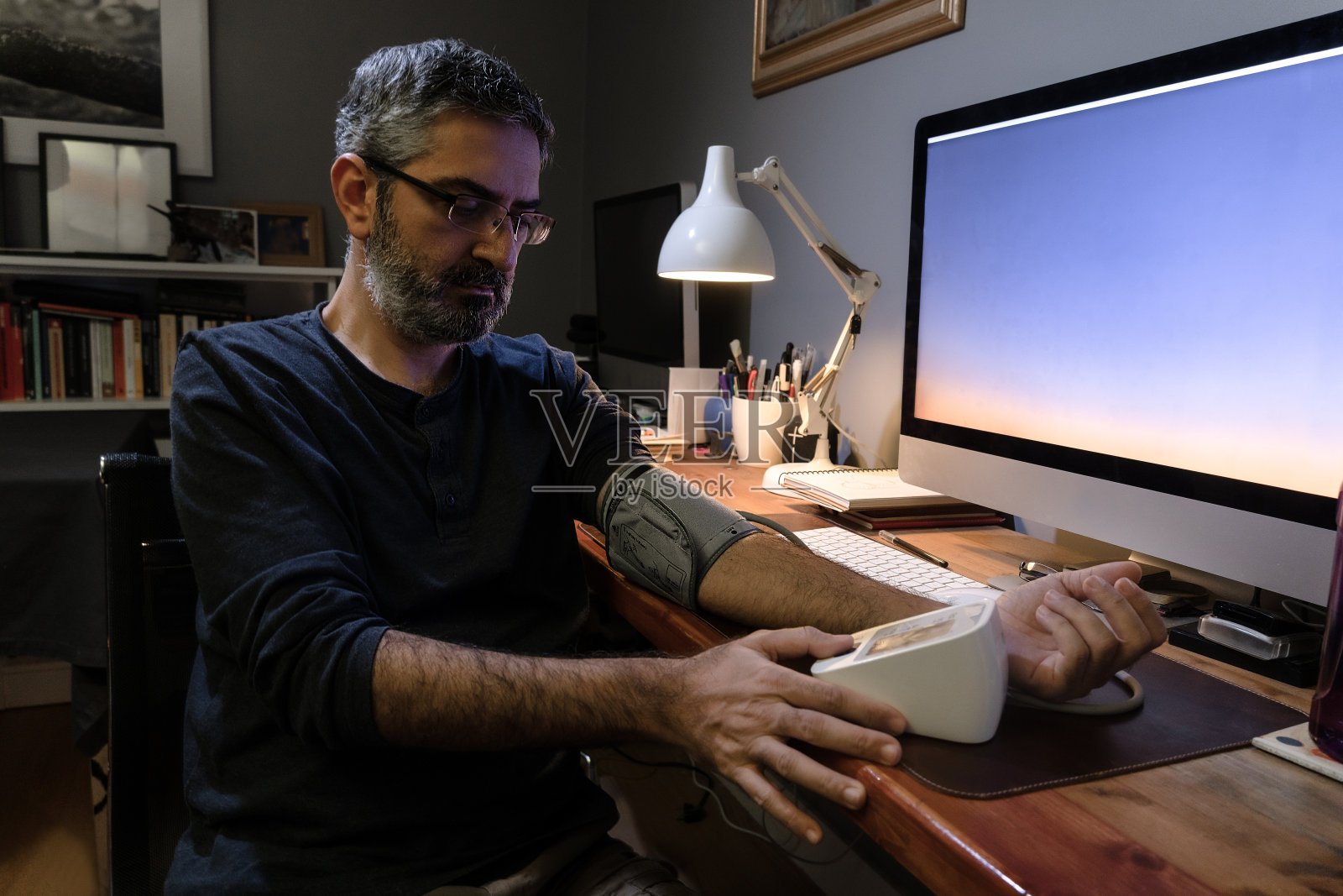 办公椅在桌子前面照片摄影图片